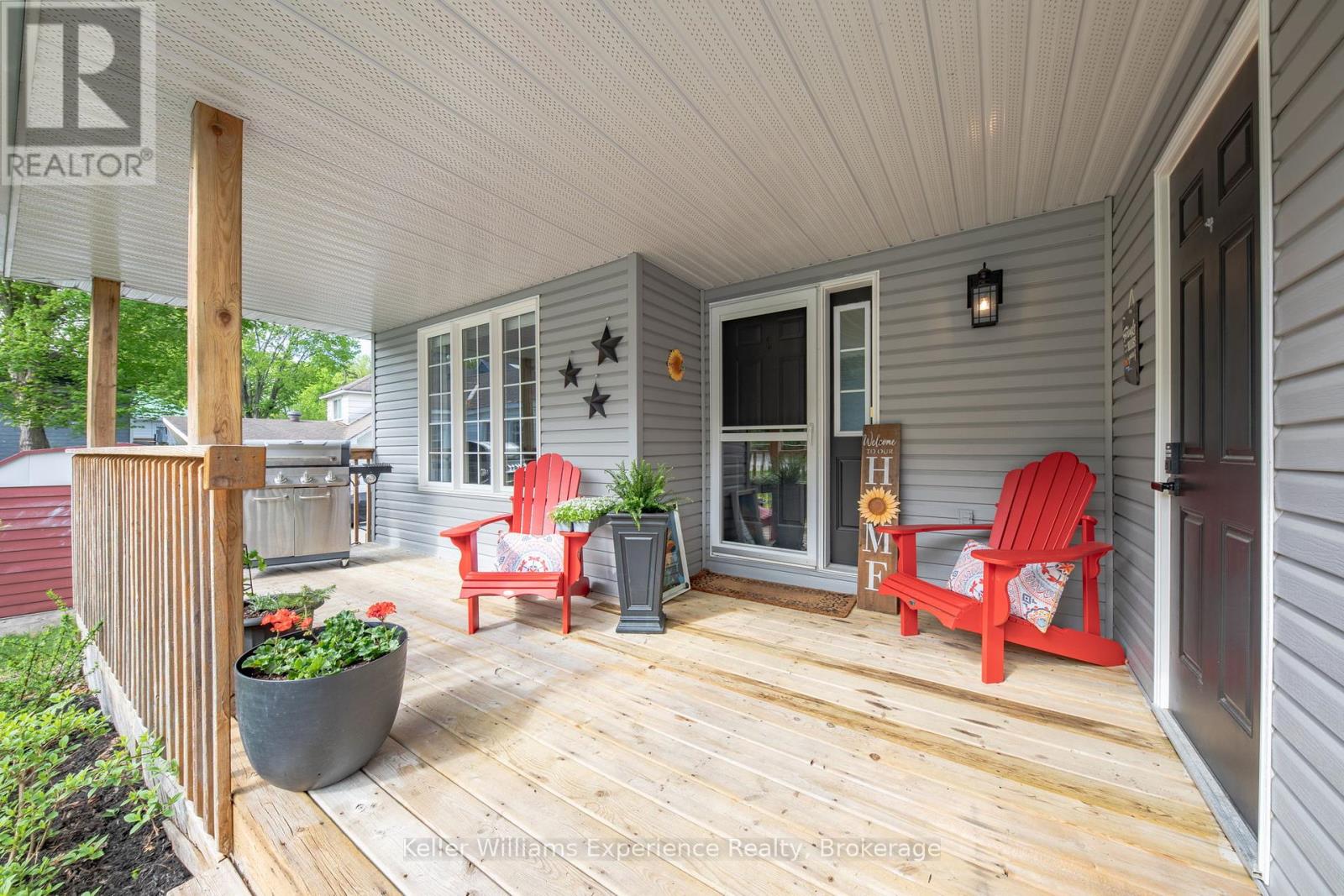 10 Clarence Avenue, Penetanguishene, Ontario  L9M 1A9 - Photo 2 - S12290984