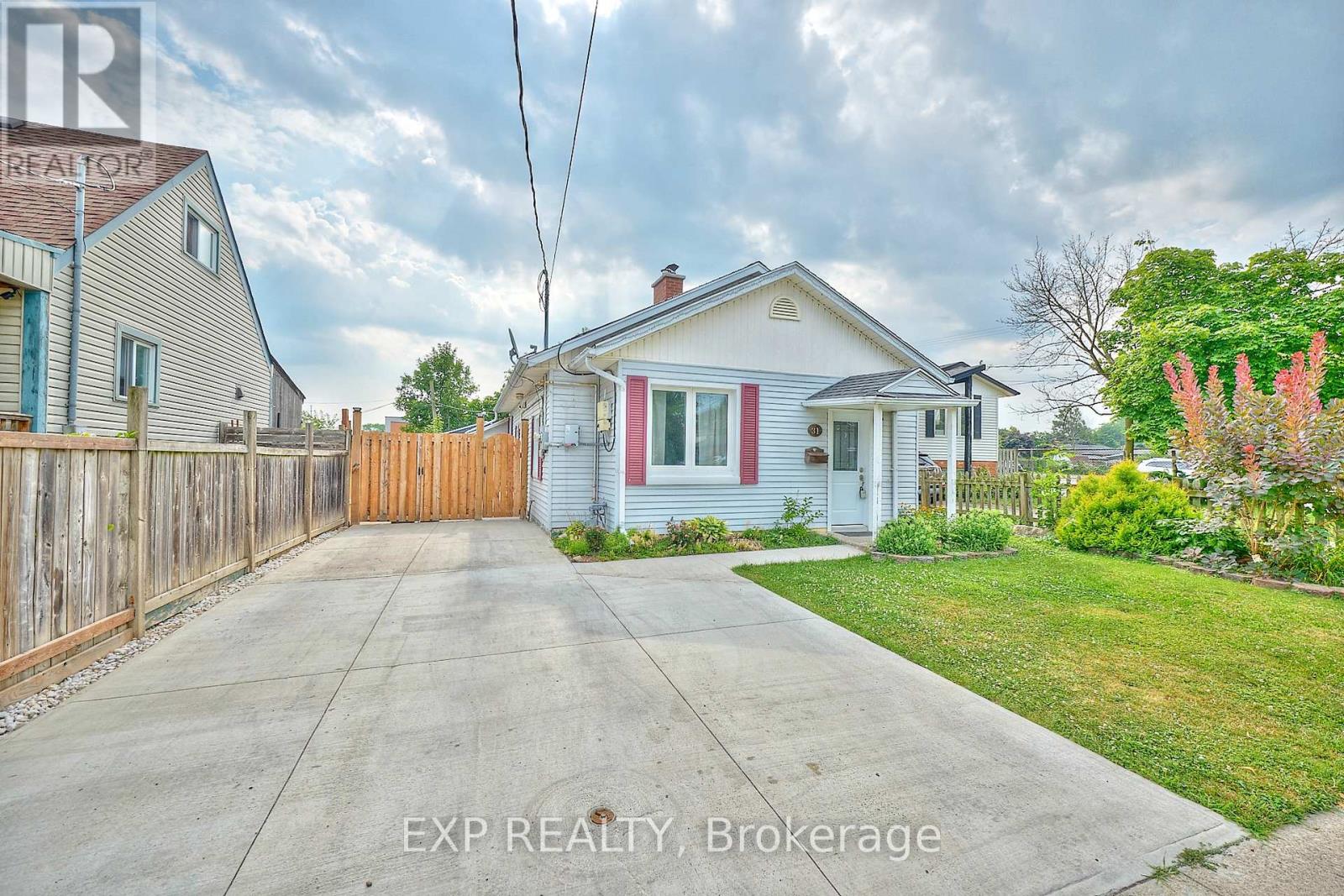 31 Woodrow Street, St. Catharines, Ontario  L2P 2A1 - Photo 2 - X12290994