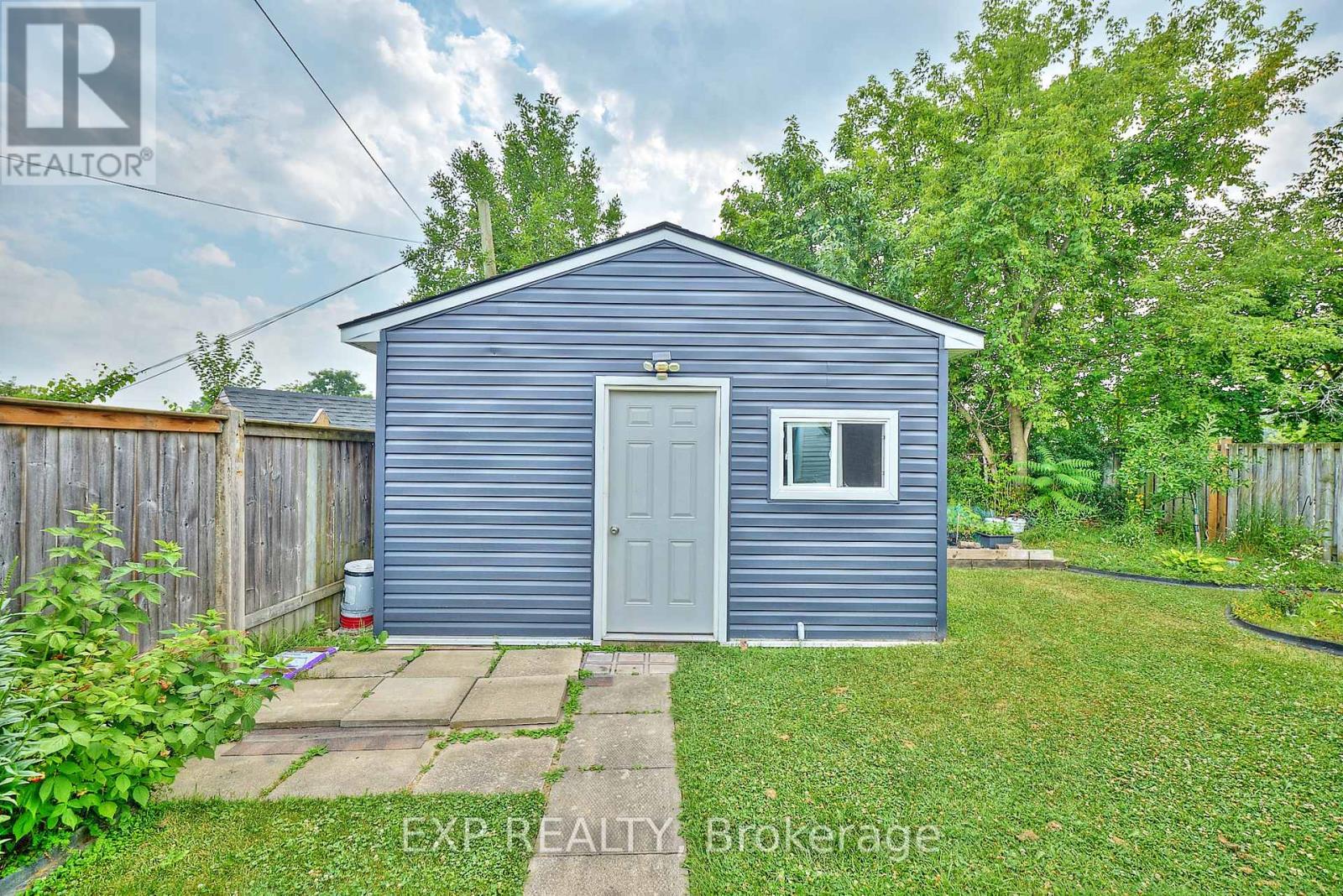 31 Woodrow Street, St. Catharines, Ontario  L2P 2A1 - Photo 25 - X12290994