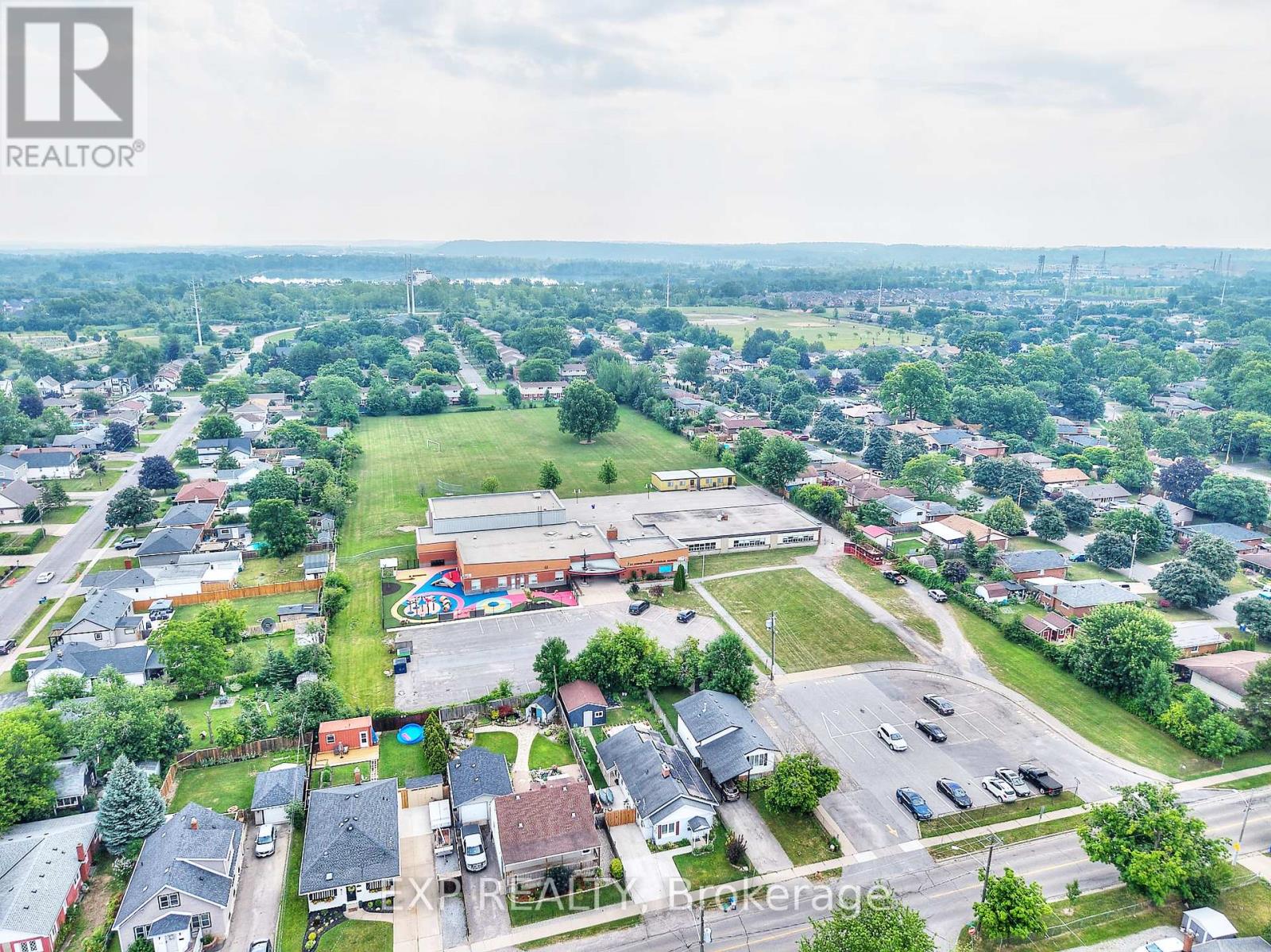 31 Woodrow Street, St. Catharines, Ontario  L2P 2A1 - Photo 31 - X12290994