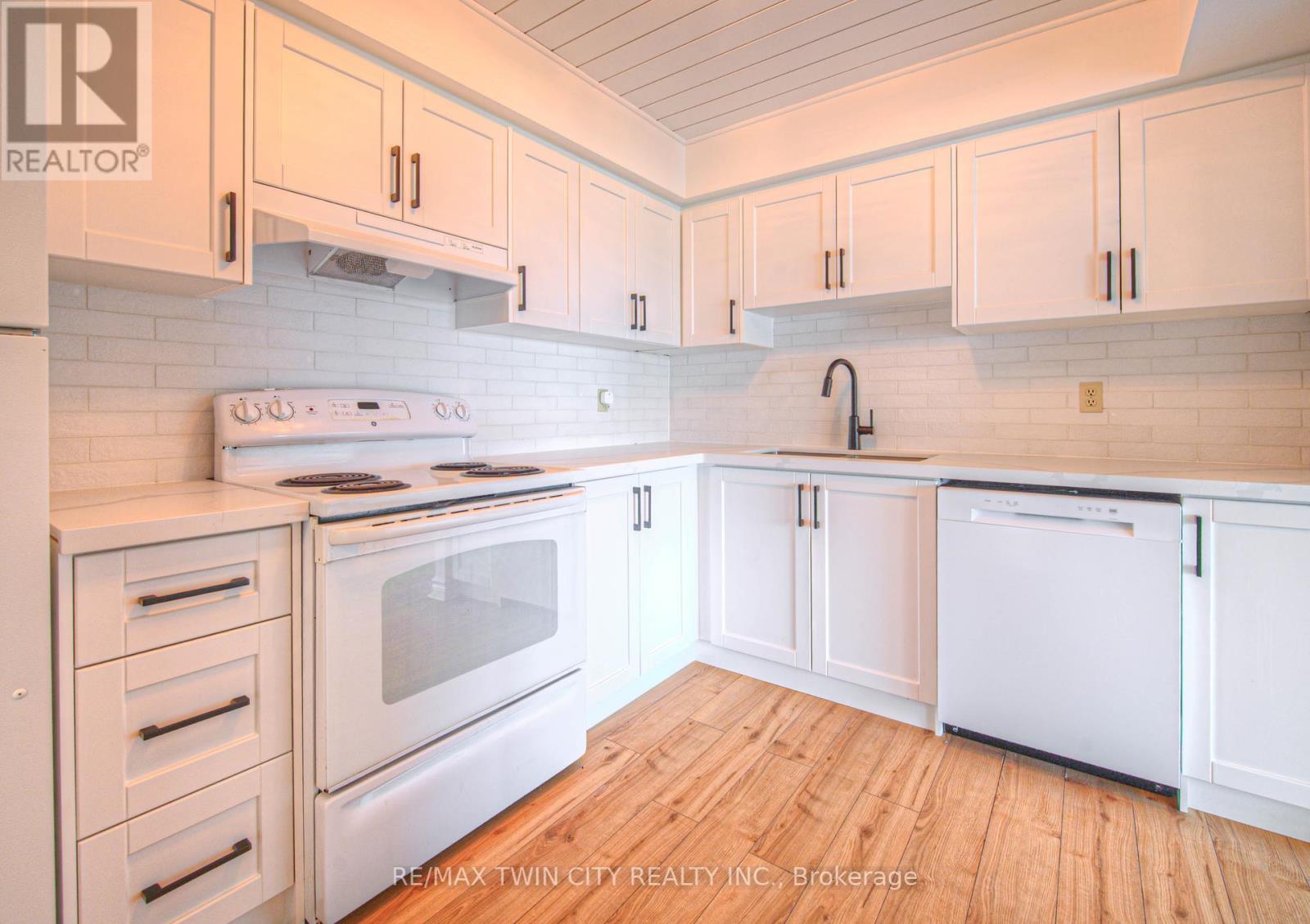 Property at 1207 - 237 KING STREET W image 5