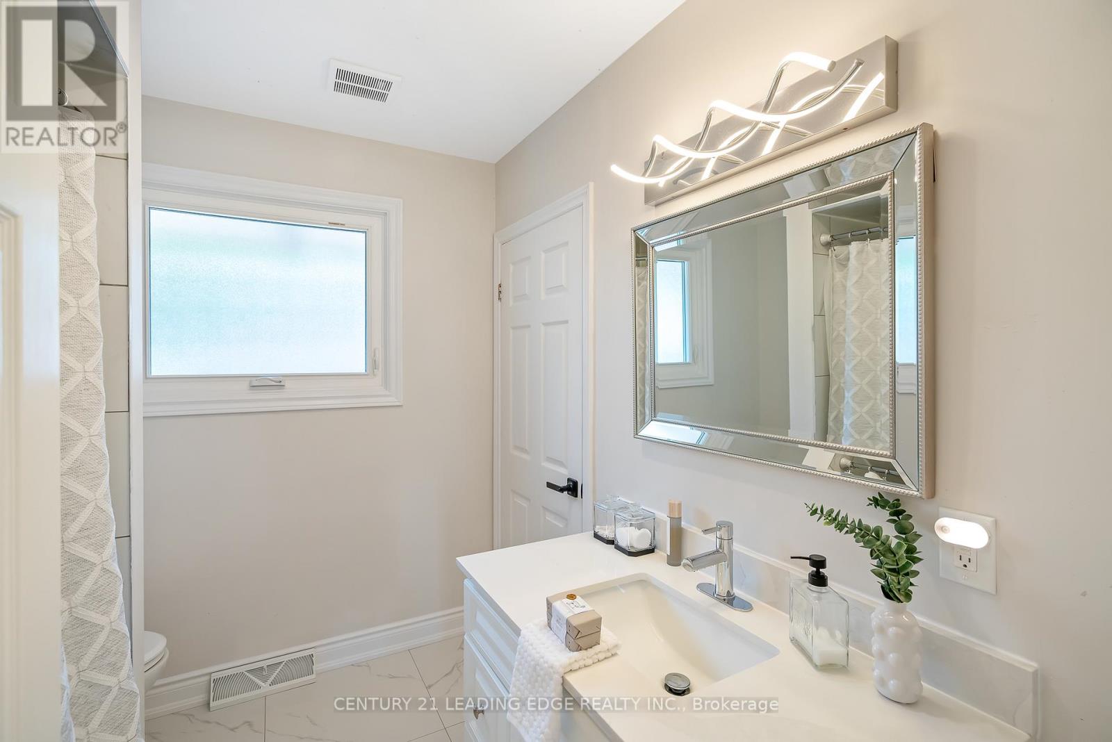 1182 Lakeshore Road, St. Catharines, Ontario  L2R 6P9 - Photo 22 - X12290866
