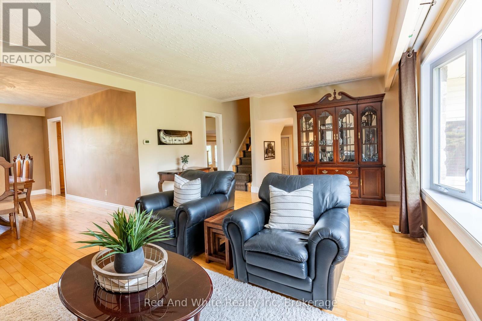447 Old Chicopee Trail, Kitchener, Ontario  N2A 4H1 - Photo 4 - X12291079