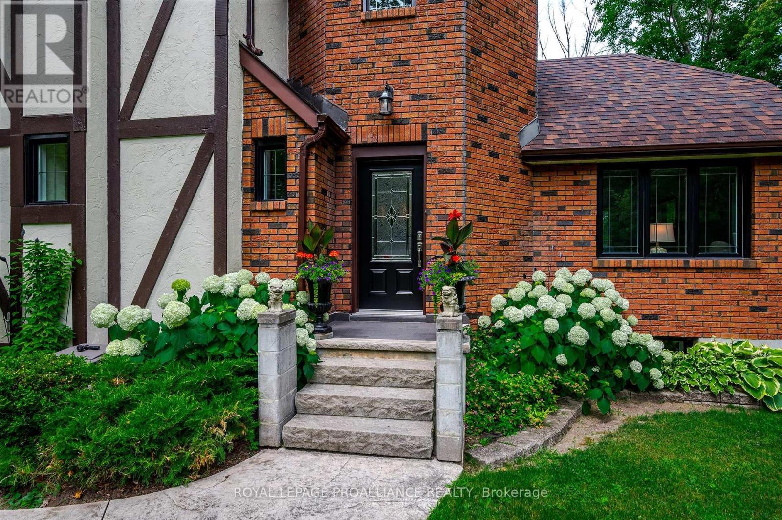 Property at 642 DINSDALE STREET image 3