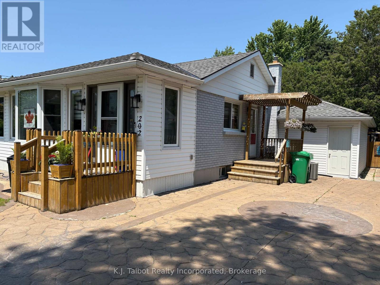 Property at 202 BENNETT STREET W image 2