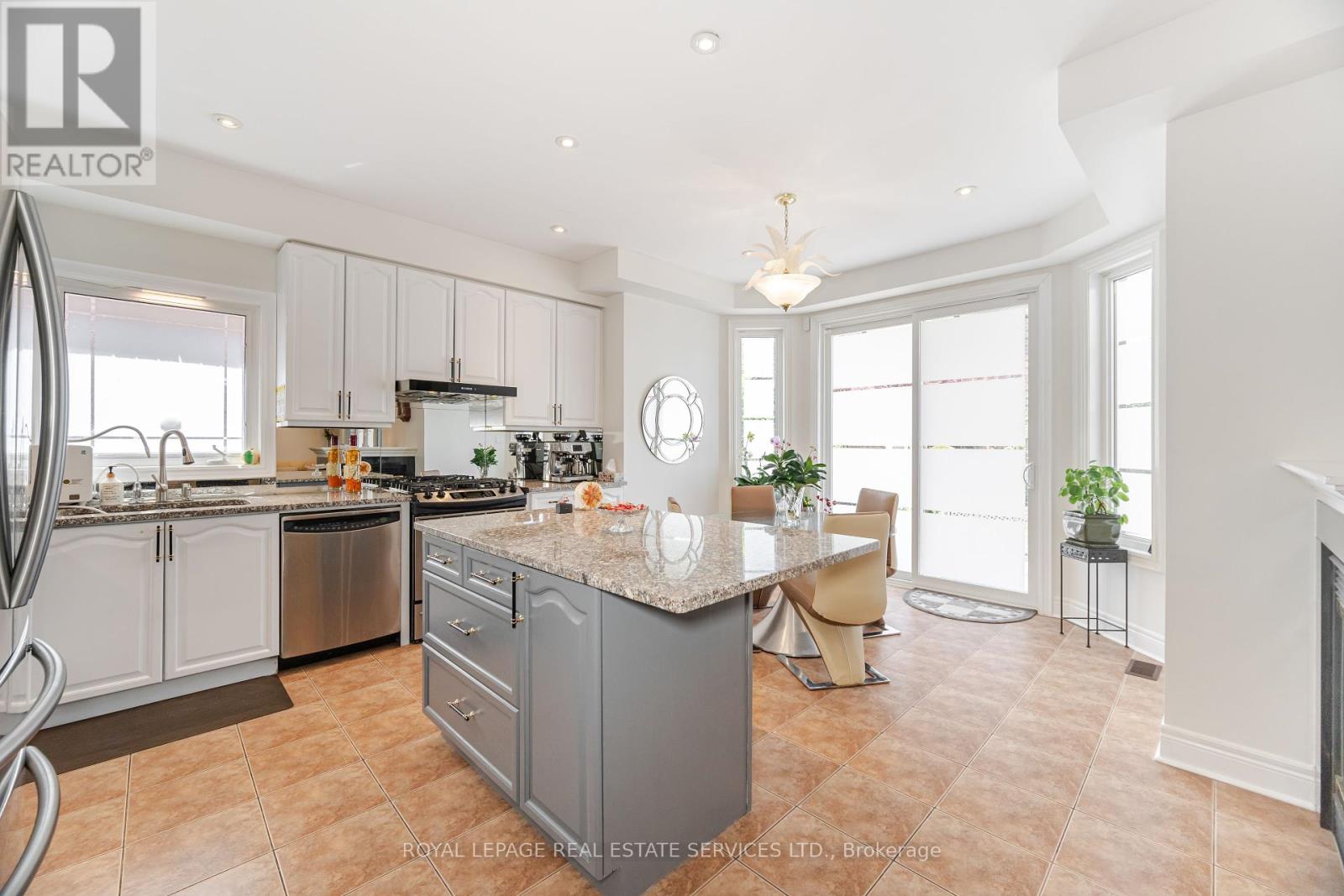 3809 Candlelight Drive, Mississauga, Ontario  L5M 8A8 - Photo 16 - W12290948