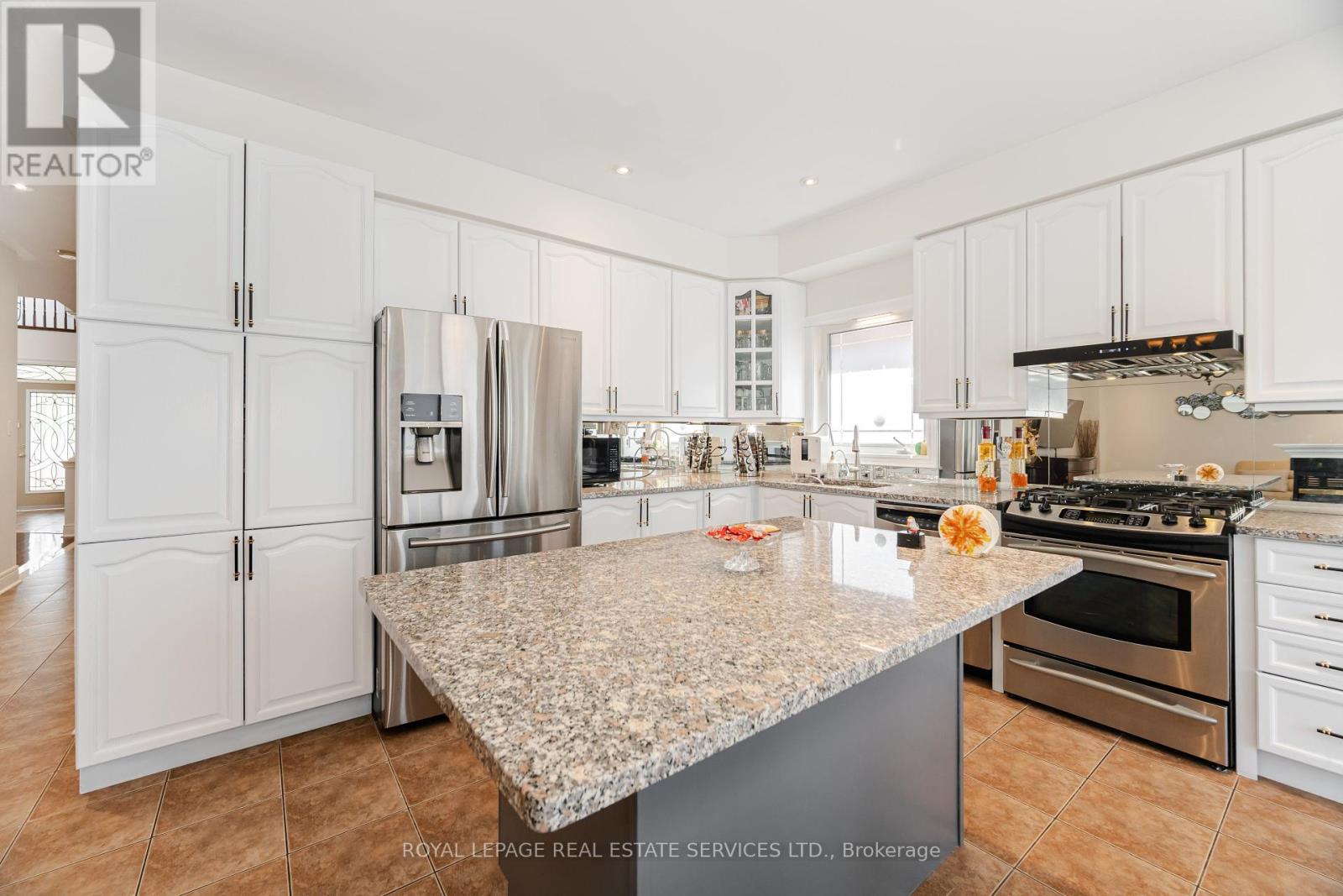 3809 Candlelight Drive, Mississauga, Ontario  L5M 8A8 - Photo 17 - W12290948
