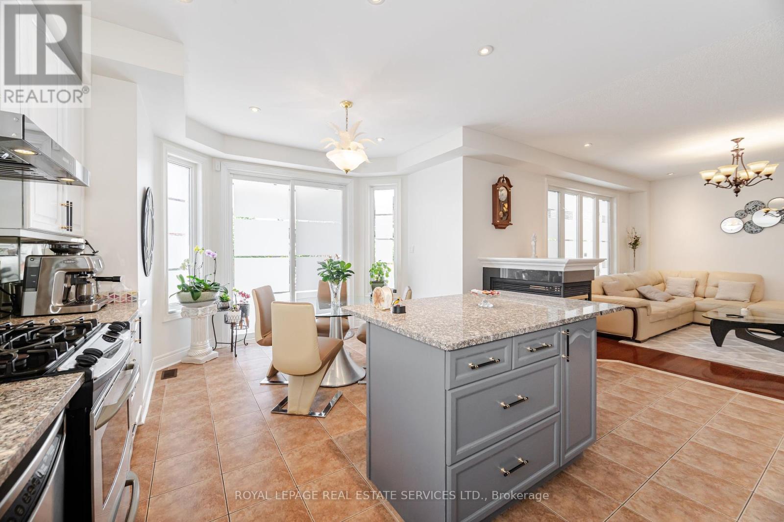 3809 Candlelight Drive, Mississauga, Ontario  L5M 8A8 - Photo 18 - W12290948