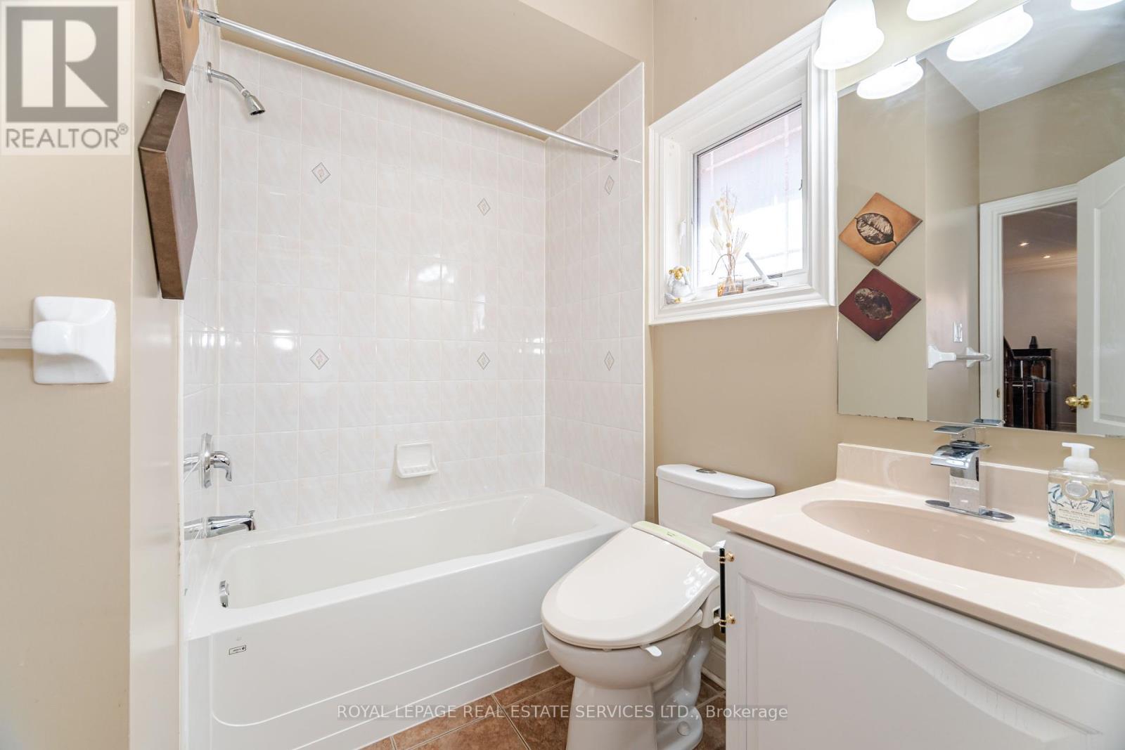 3809 Candlelight Drive, Mississauga, Ontario  L5M 8A8 - Photo 22 - W12290948