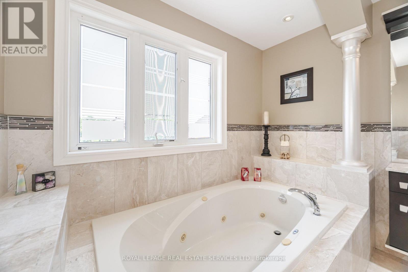 3809 Candlelight Drive, Mississauga, Ontario  L5M 8A8 - Photo 31 - W12290948