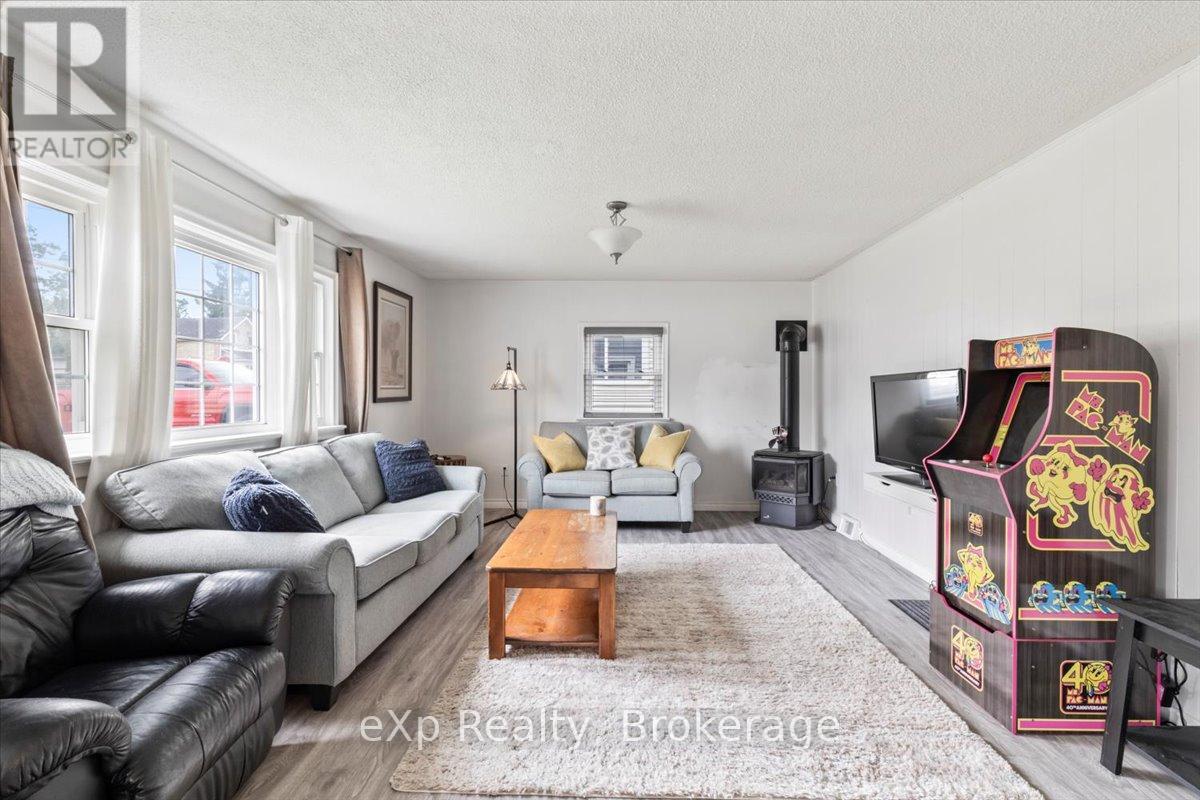 Property at 220 OWEN SOUND STREET image 5