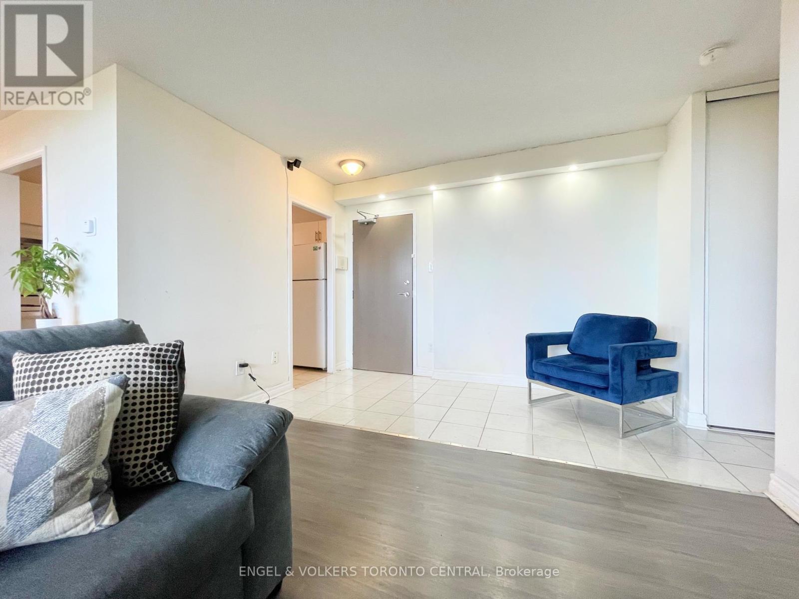 1003 - 3390 Weston Road, Toronto (Humbermede), Ontario  M9M 2X3 - Photo 6 - W12291112