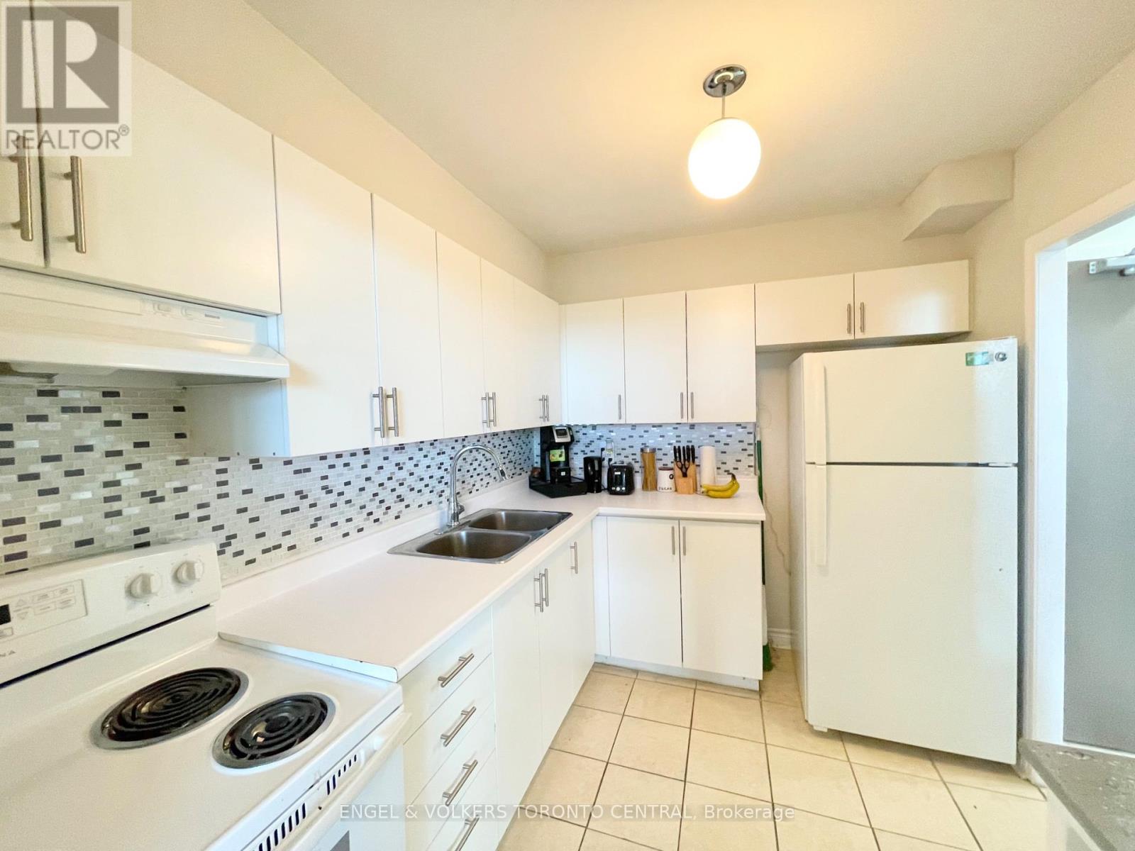 1003 - 3390 Weston Road, Toronto (Humbermede), Ontario  M9M 2X3 - Photo 8 - W12291112