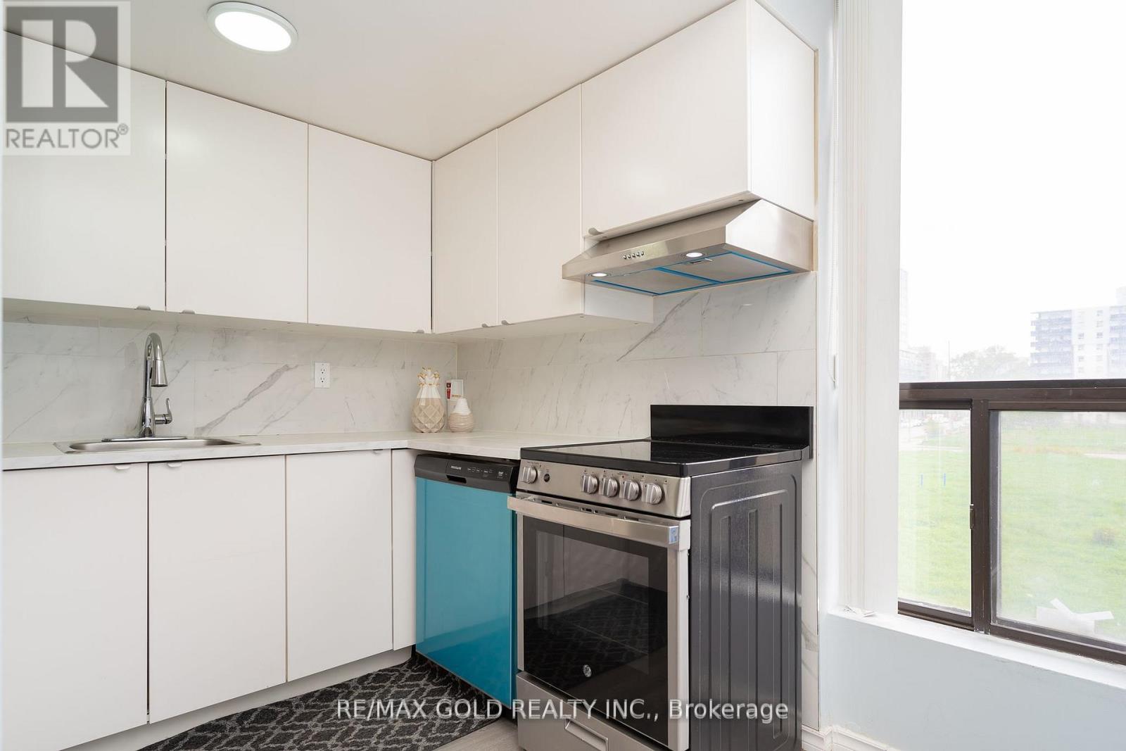 201 - 25 Agnes Street, Mississauga, Ontario  L5B 3X7 - Photo 17 - W12291229