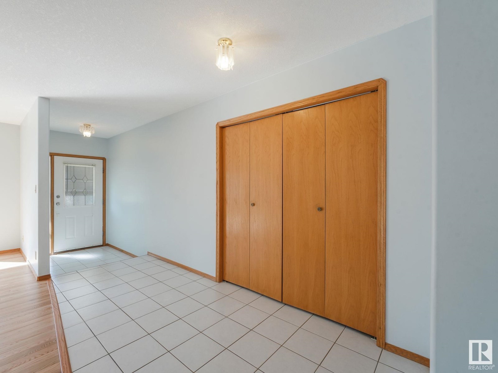 1016 James Cr Nw, Edmonton, Alberta  T6L 6P6 - Photo 3 - E4448269