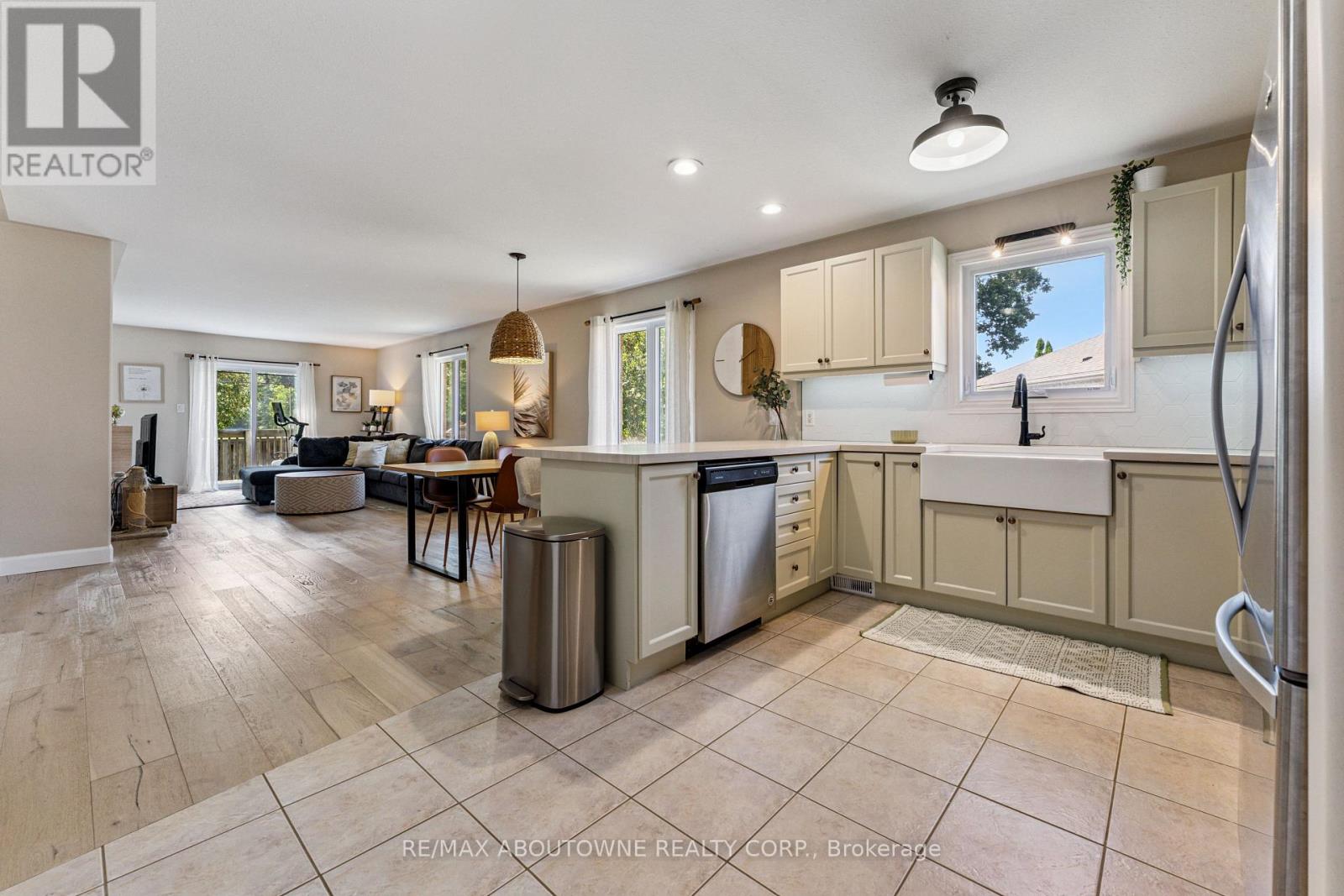 66 Bridgewater Court, Welland (N. Welland), Ontario  L3C 7M6 - Photo 5 - X12291101