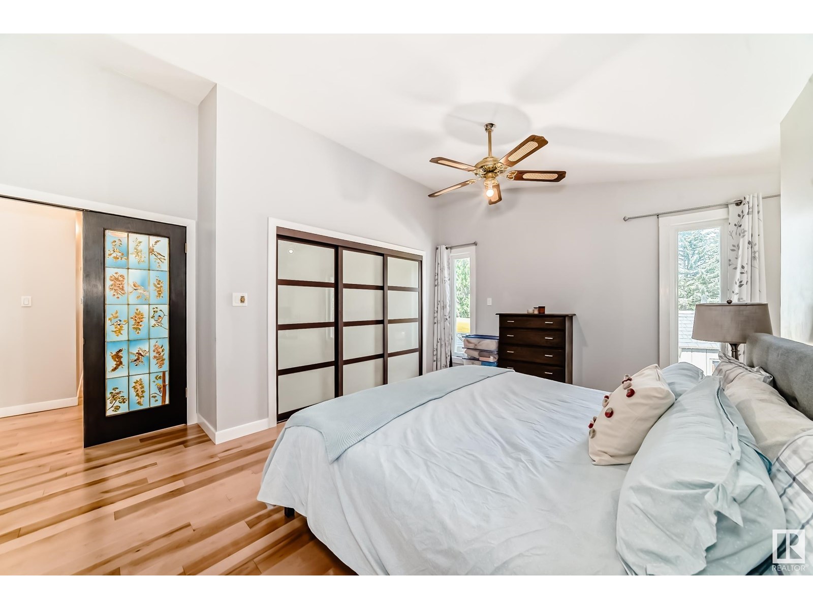 Property at 424 BUTCHART DR NW image 2