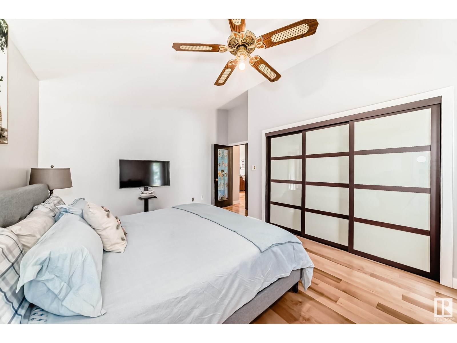 Property at 424 BUTCHART DR NW image 3