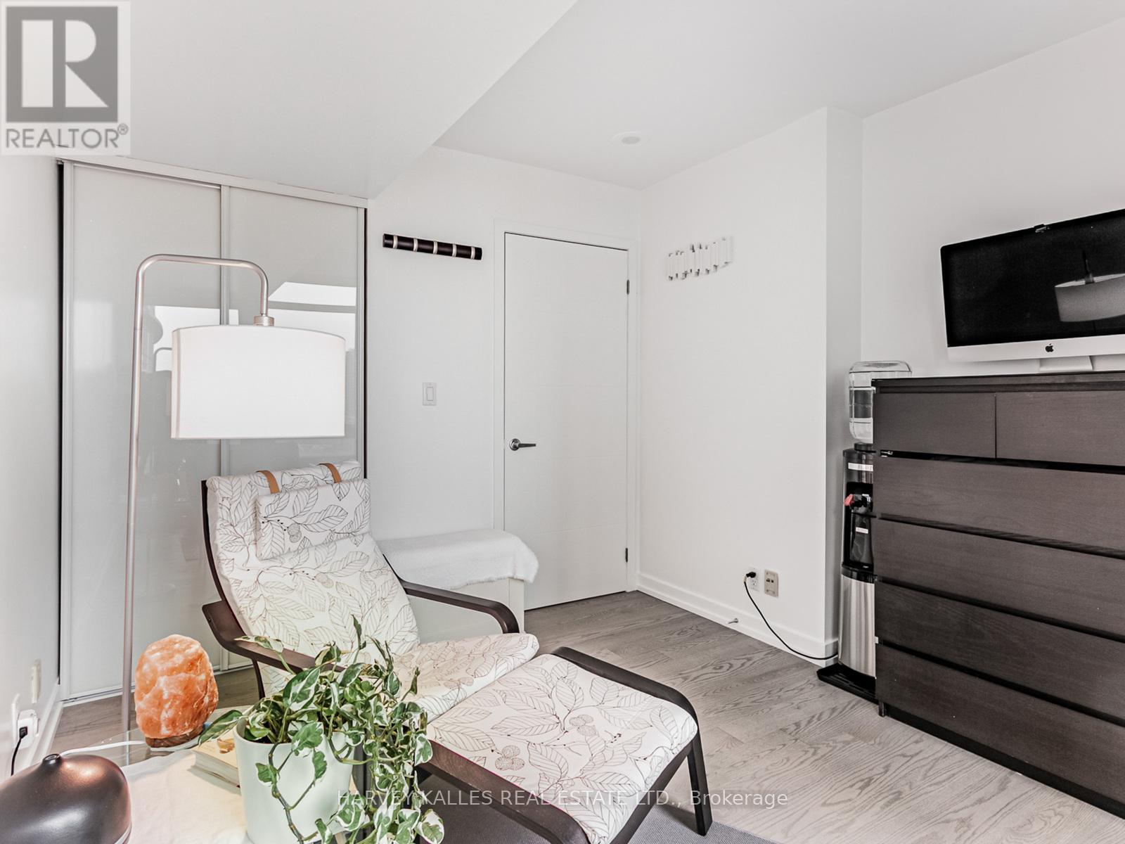1810 - 381 Front Street W, Toronto, Ontario  M5V 3R8 - Photo 18 - C12212476