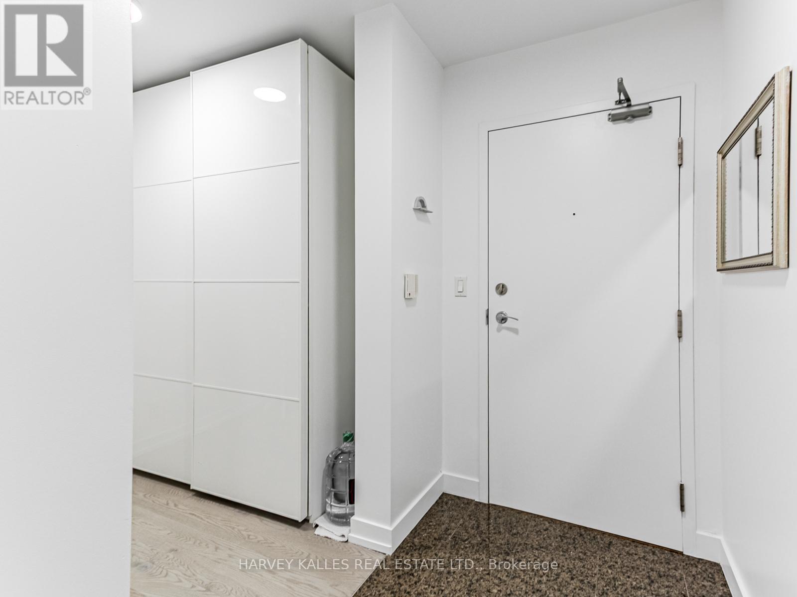 1810 - 381 Front Street W, Toronto, Ontario  M5V 3R8 - Photo 4 - C12212476