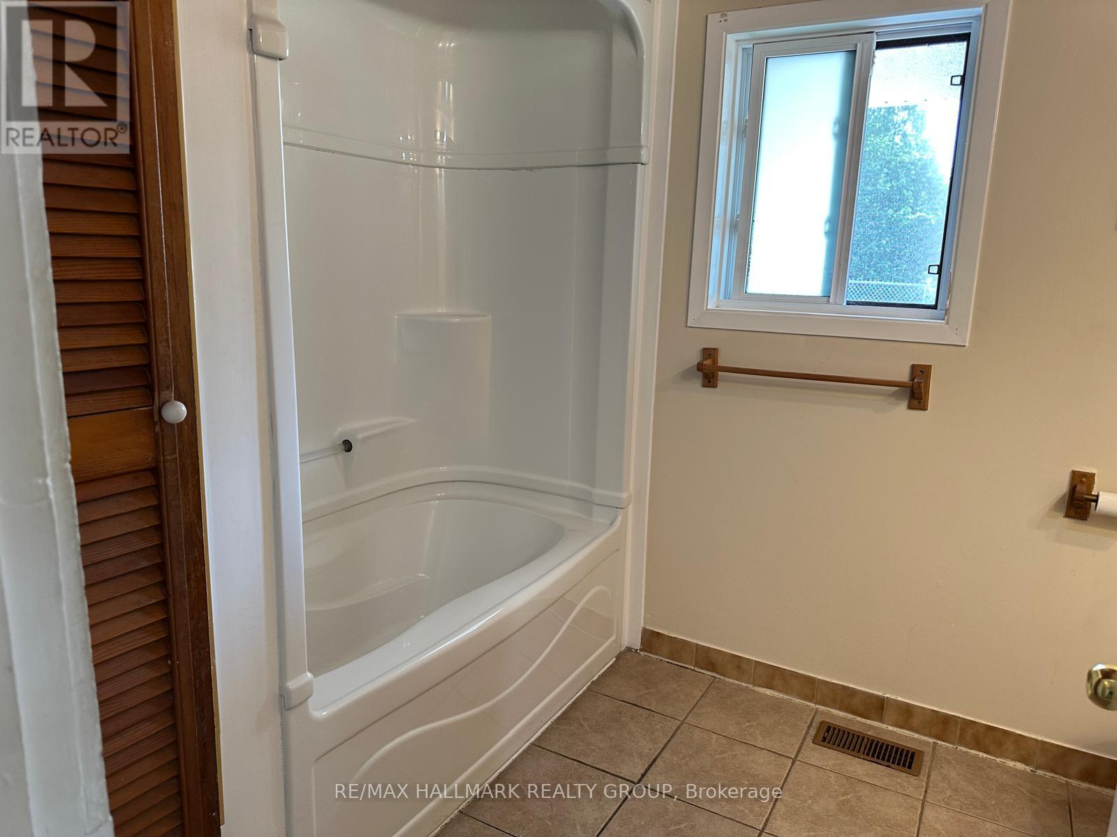 2440 Leitrim Road, Ottawa, Ontario  K1T 3V3 - Photo 13 - X12291506