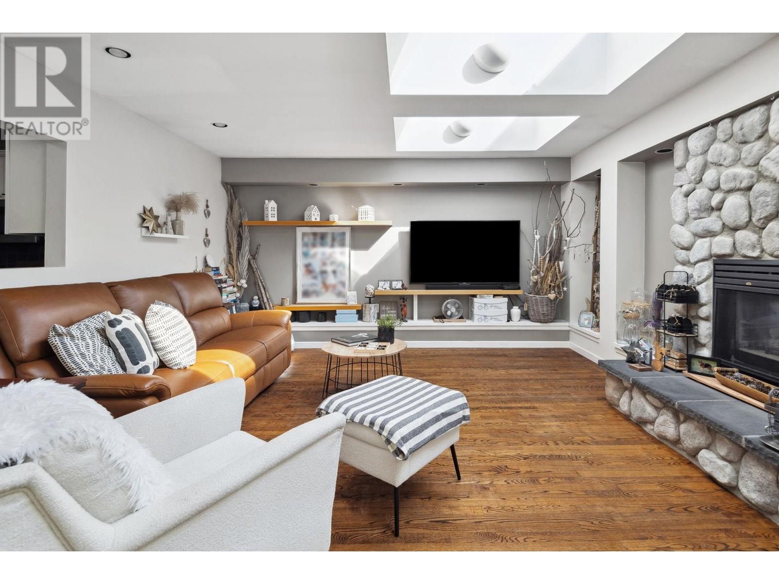 Property at 4874 11A AVENUE image 3