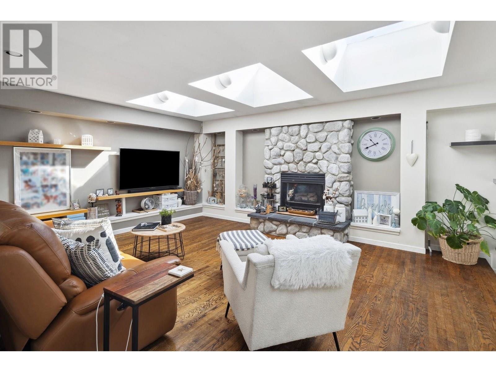 Property at 4874 11A AVENUE image 2