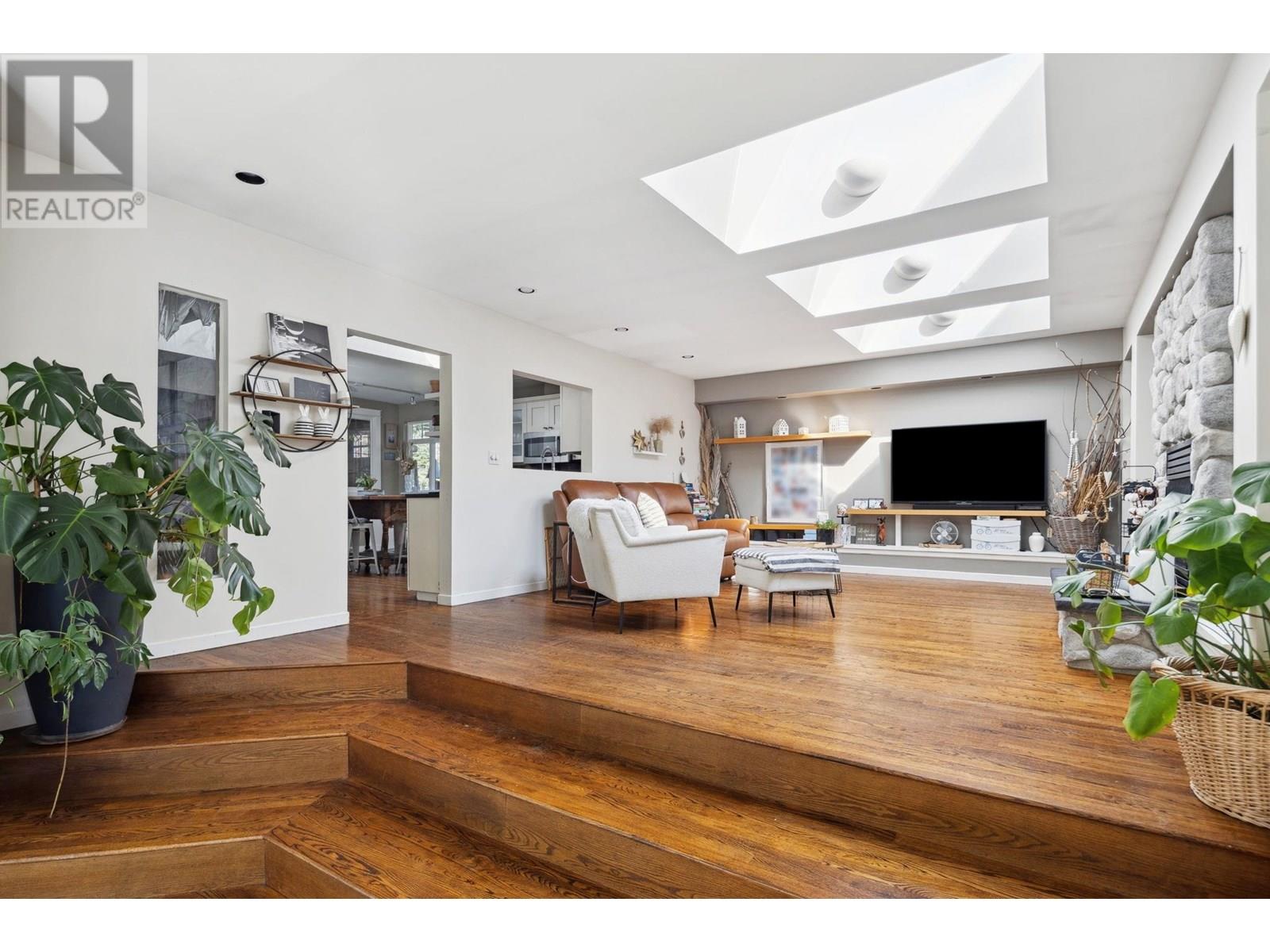 Property at 4874 11A AVENUE image 4