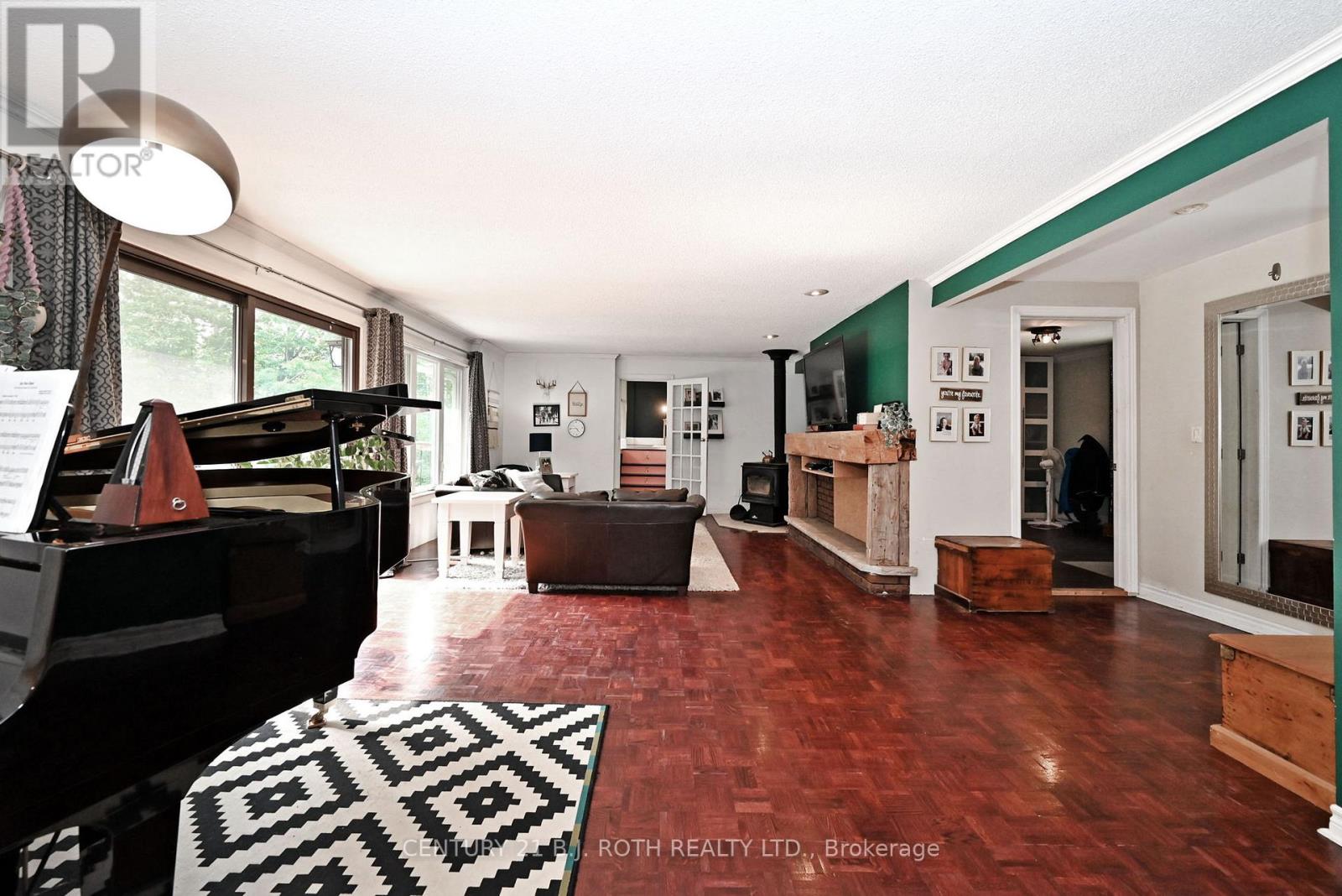 17956 Warden Avenue, East Gwillimbury, Ontario  L0G 1V0 - Photo 10 - N12291391
