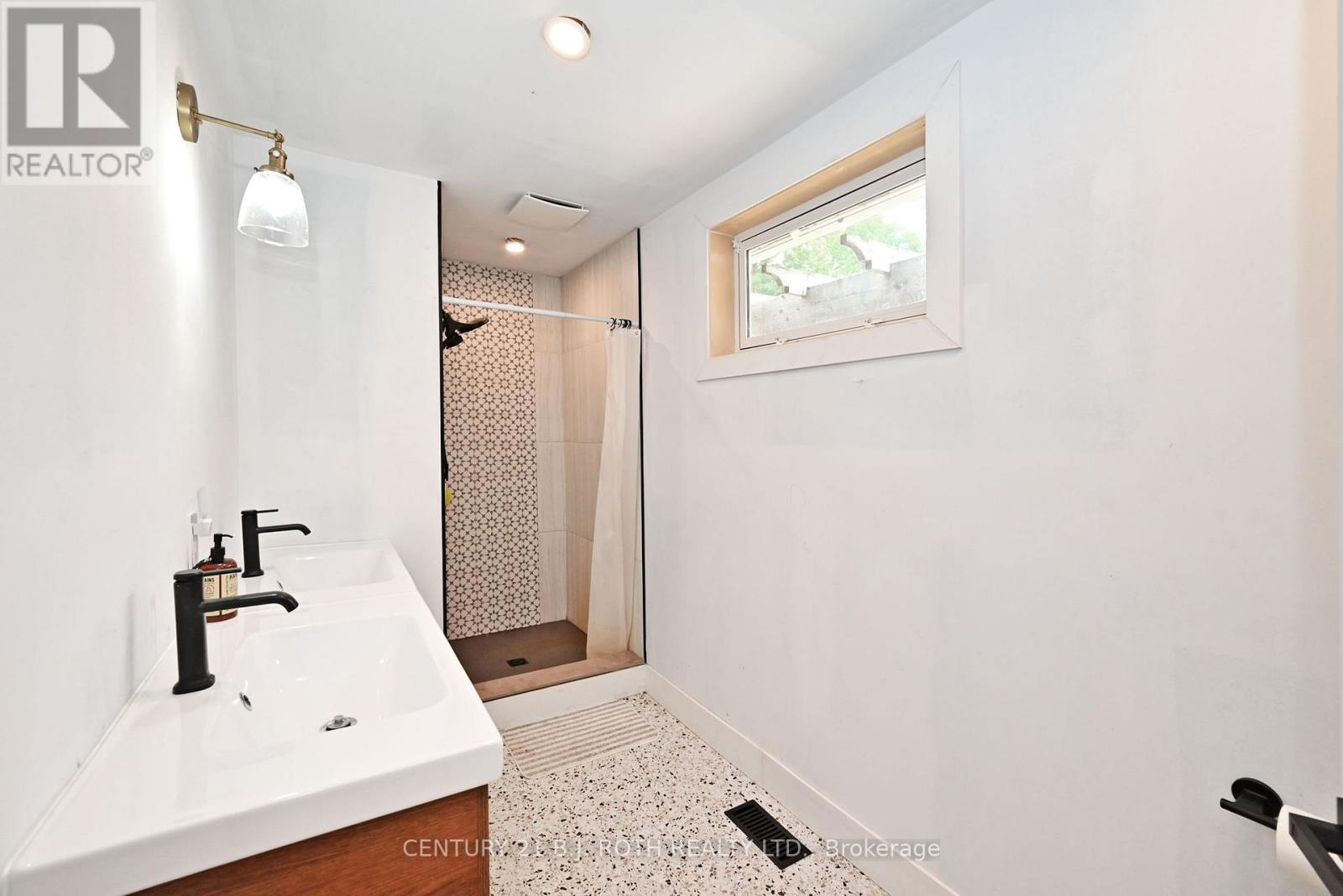 17956 Warden Avenue, East Gwillimbury, Ontario  L0G 1V0 - Photo 31 - N12291391