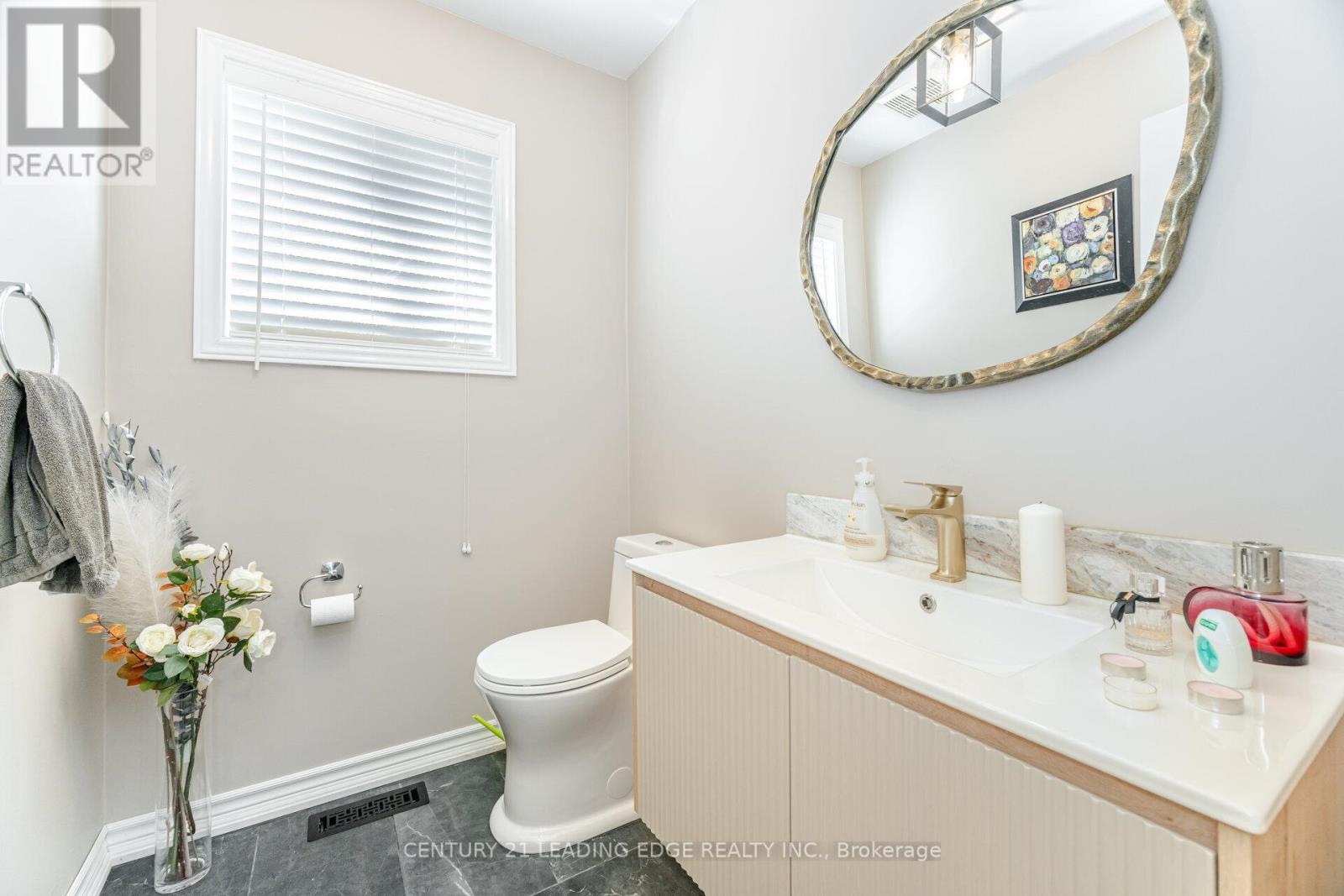 344 Marble Place, Newmarket (Woodland Hill), Ontario  L3X 2R7 - Photo 14 - N12290958