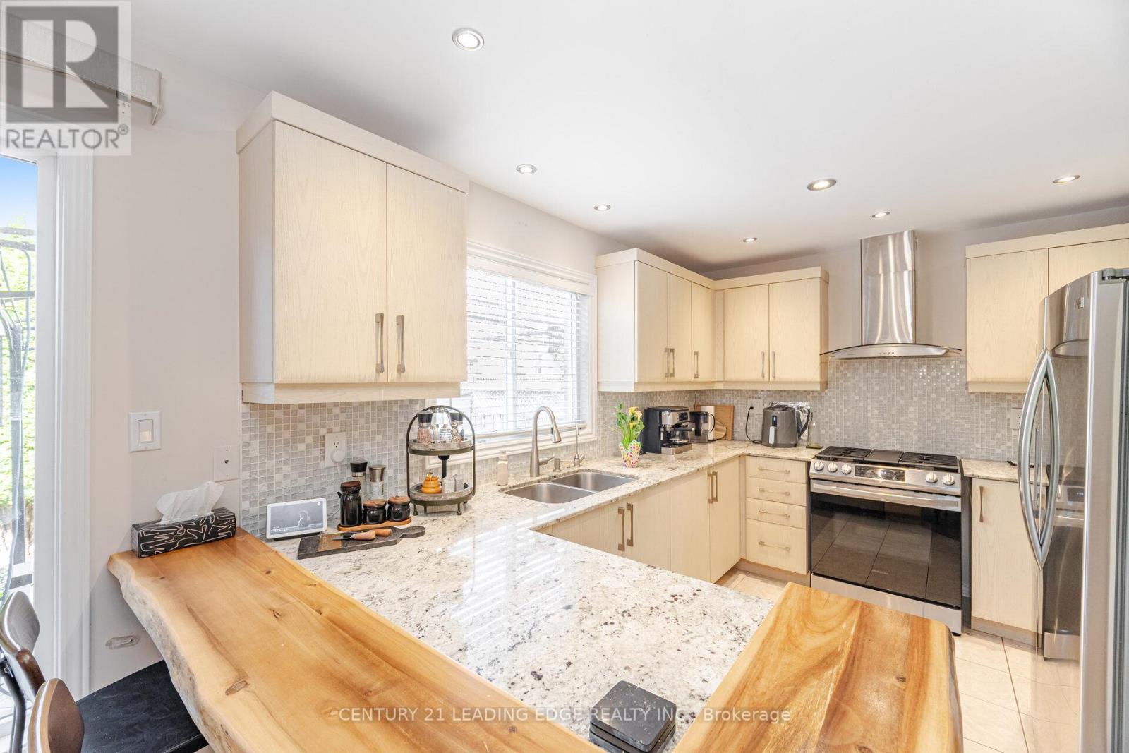 344 Marble Place, Newmarket (Woodland Hill), Ontario  L3X 2R7 - Photo 11 - N12290958