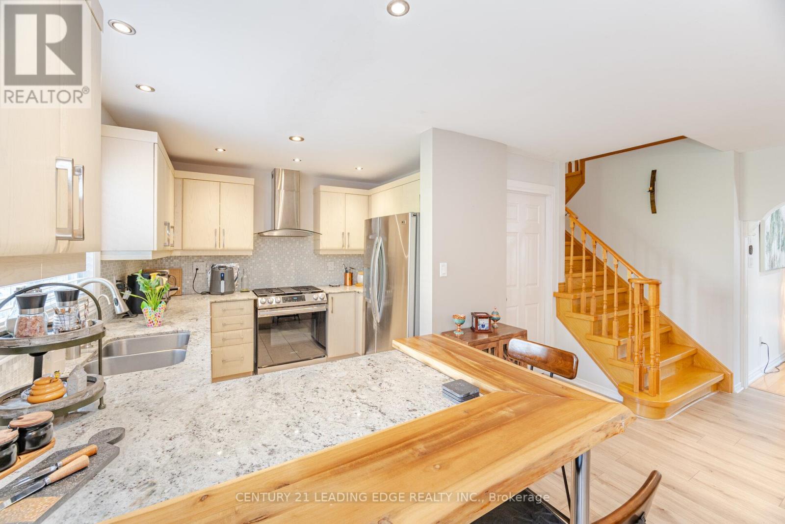 344 Marble Place, Newmarket (Woodland Hill), Ontario  L3X 2R7 - Photo 12 - N12290958