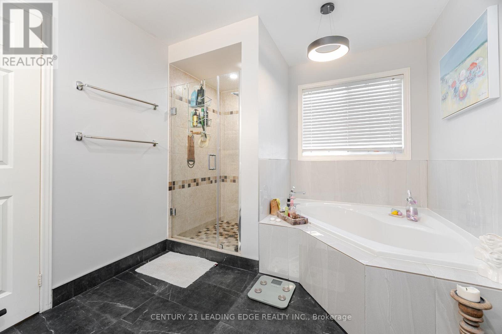 344 Marble Place, Newmarket (Woodland Hill), Ontario  L3X 2R7 - Photo 18 - N12290958