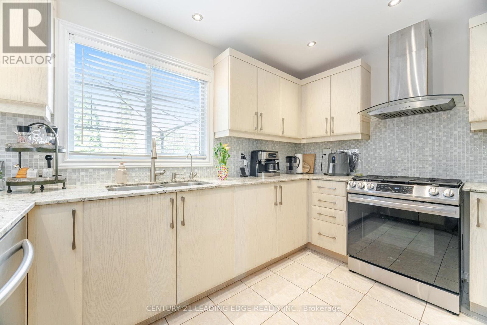 344 Marble Place, Newmarket (Woodland Hill), Ontario  L3X 2R7 - Photo 13 - N12290958
