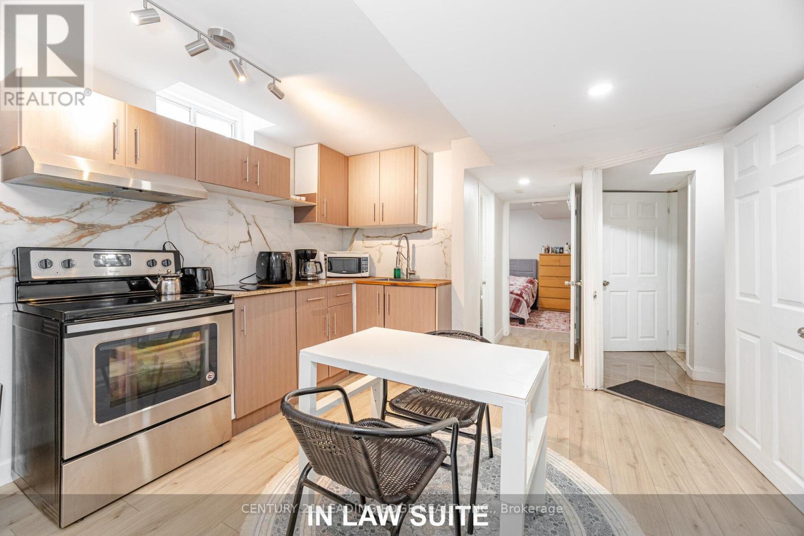 344 Marble Place, Newmarket (Woodland Hill), Ontario  L3X 2R7 - Photo 25 - N12290958