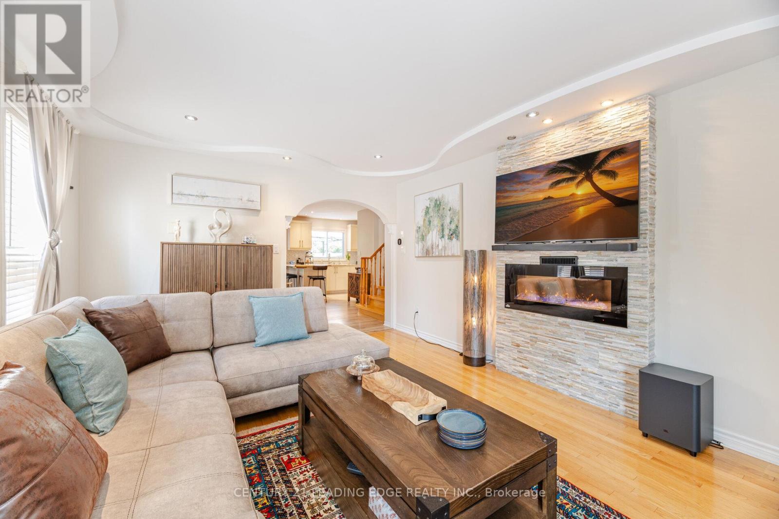 344 Marble Place, Newmarket (Woodland Hill), Ontario  L3X 2R7 - Photo 6 - N12290958