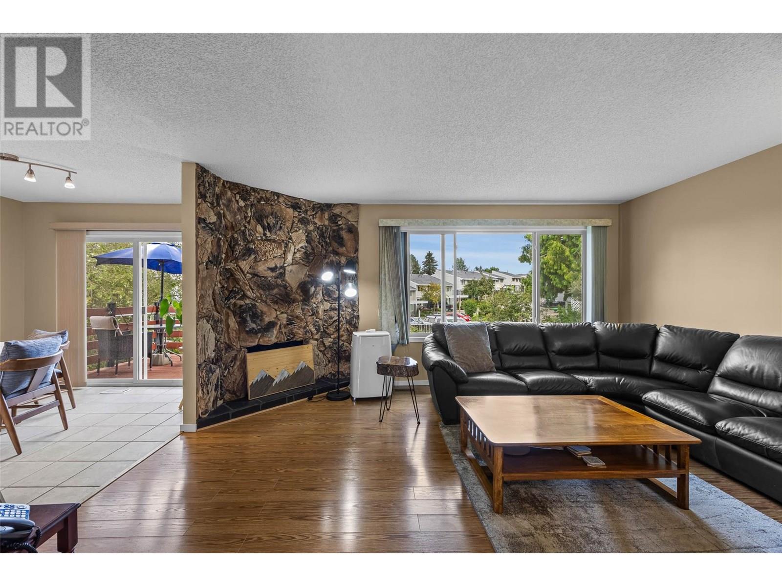 Property at 804 Glenesk Place image 3