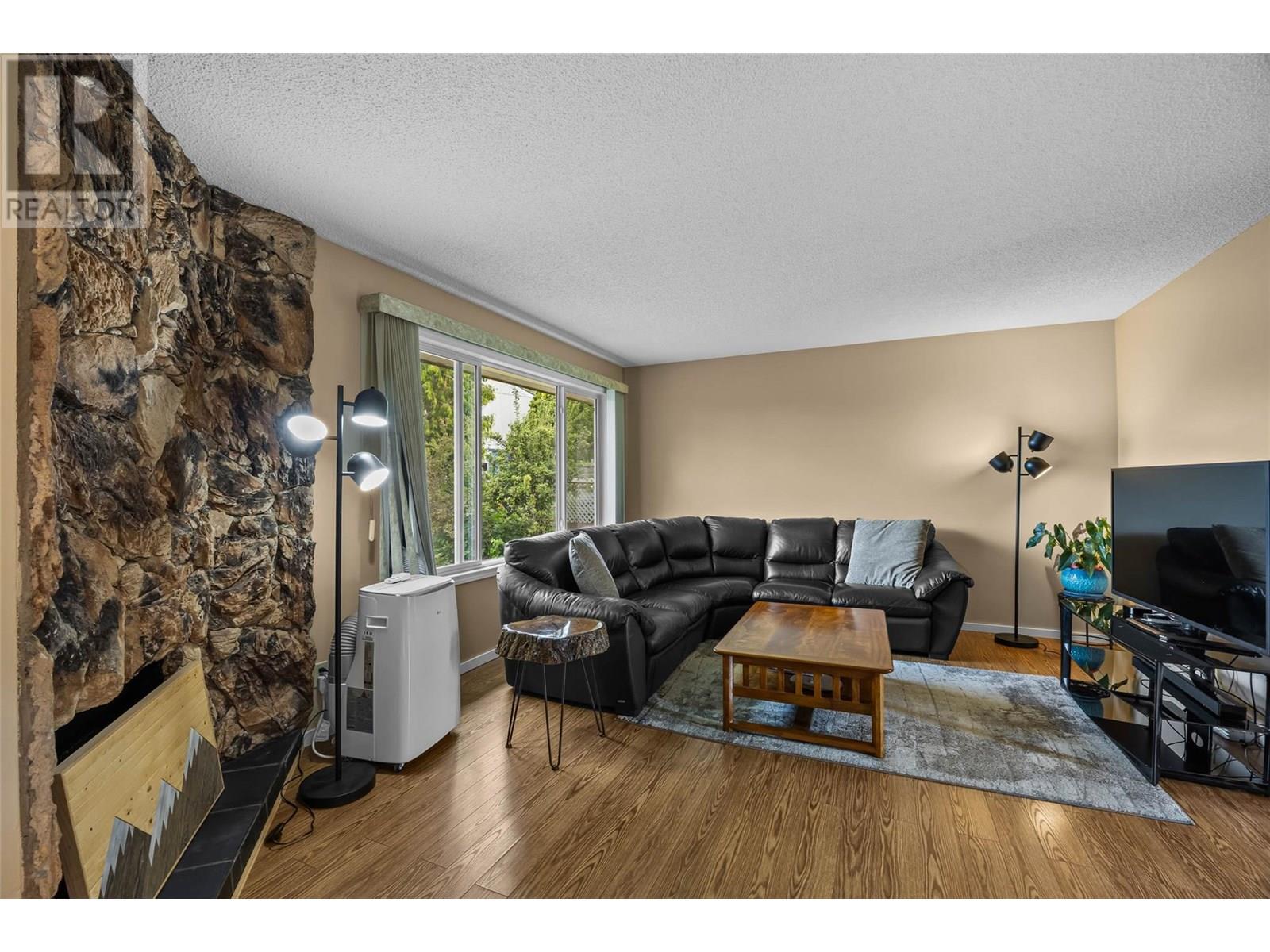 Property at 804 Glenesk Place image 4