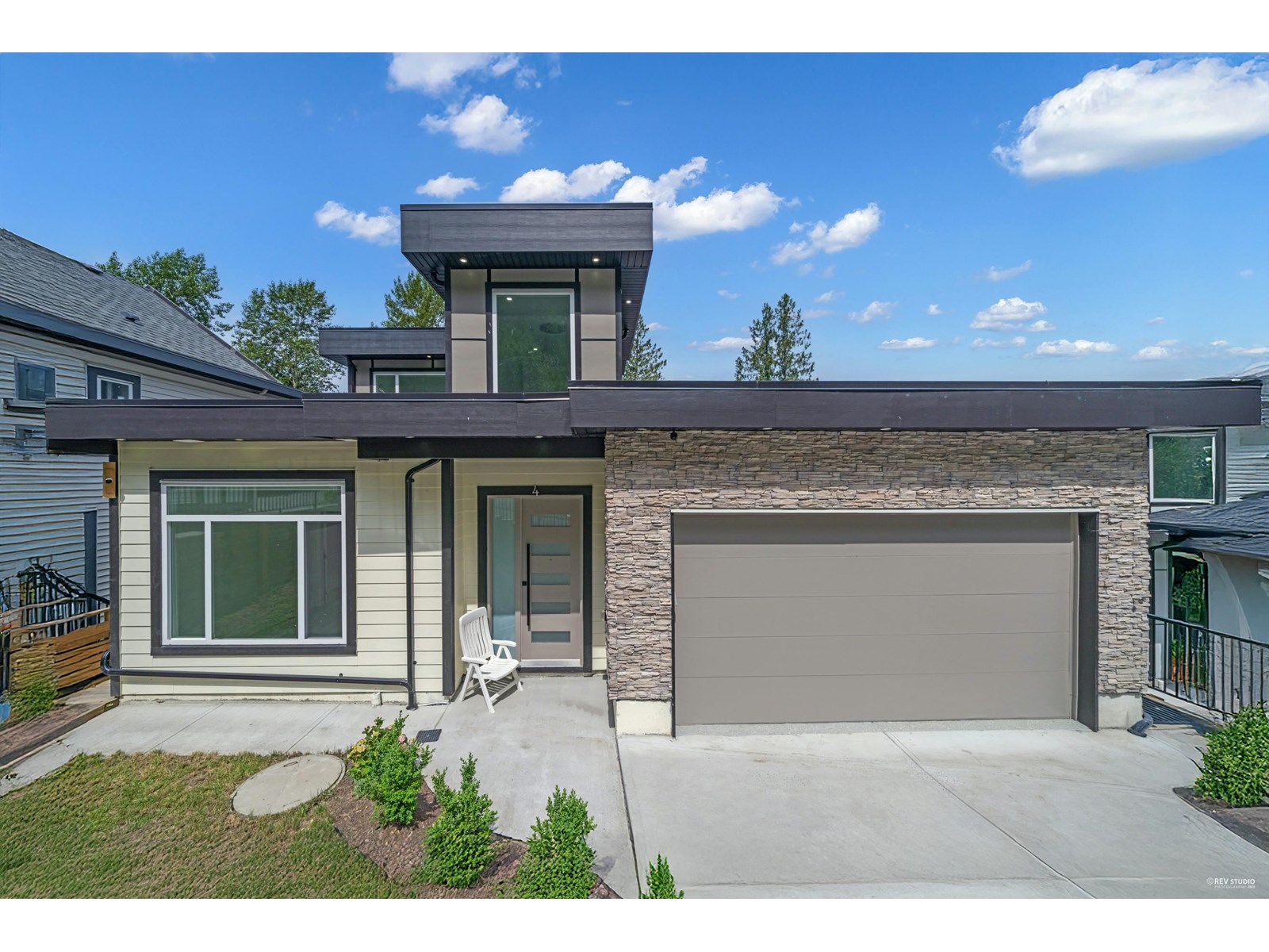 Property at 4 5988 LINDEMAN STREET image 1