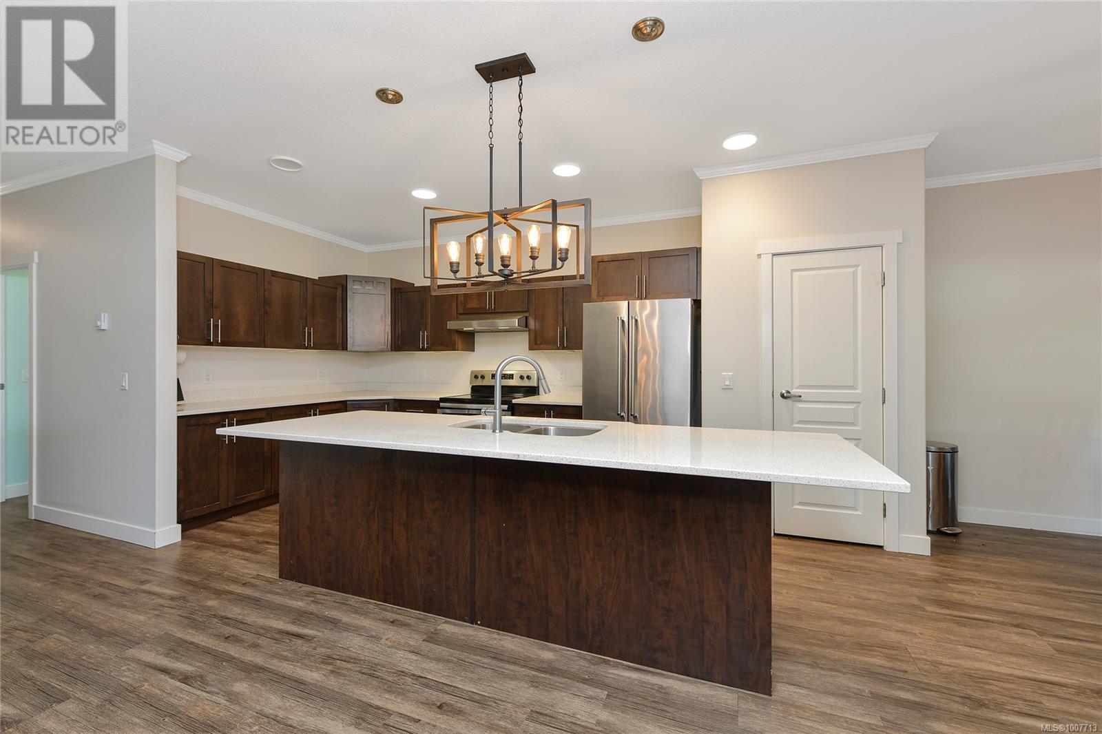 Property at 17 Saanich Ridge Dr image 2