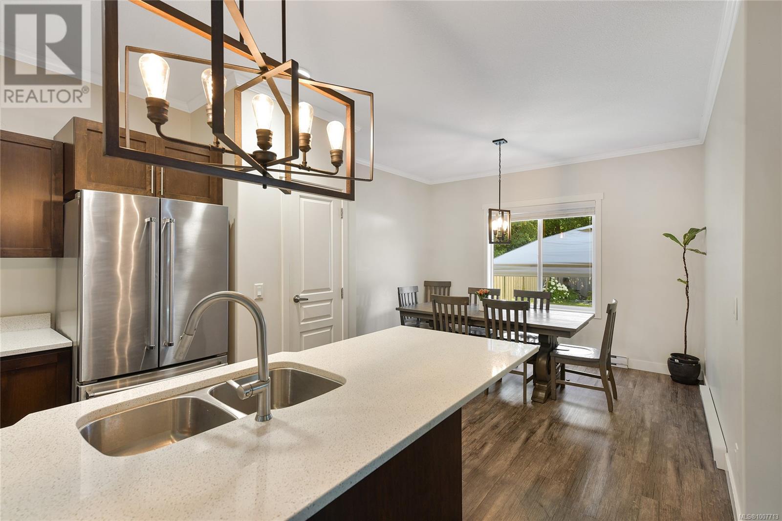 Property at 17 Saanich Ridge Dr image 4