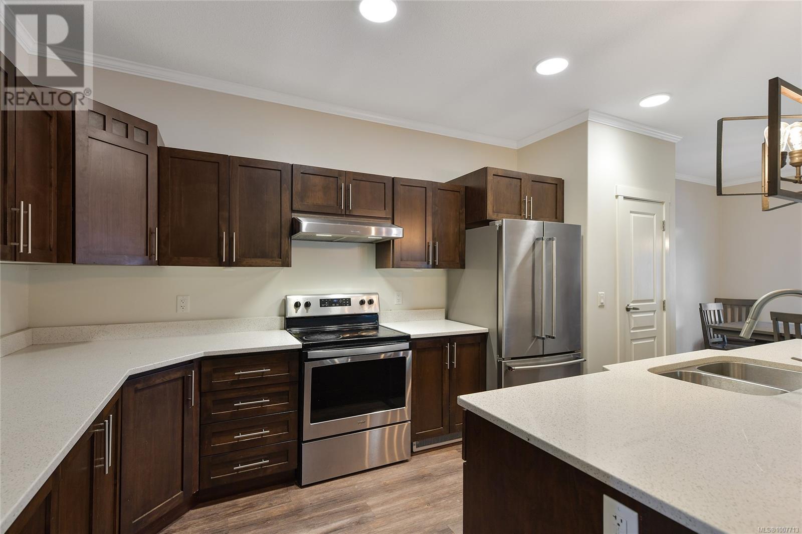 Property at 17 Saanich Ridge Dr image 5