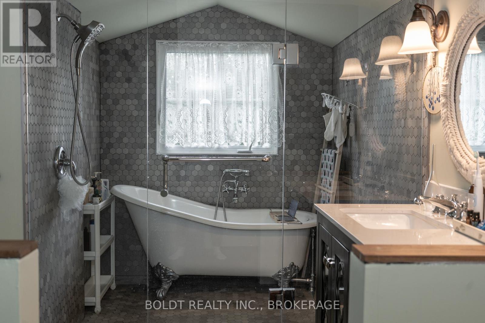 2440 Decew Road, Thorold, Ontario  L0S 1E6 - Photo 31 - X12291689
