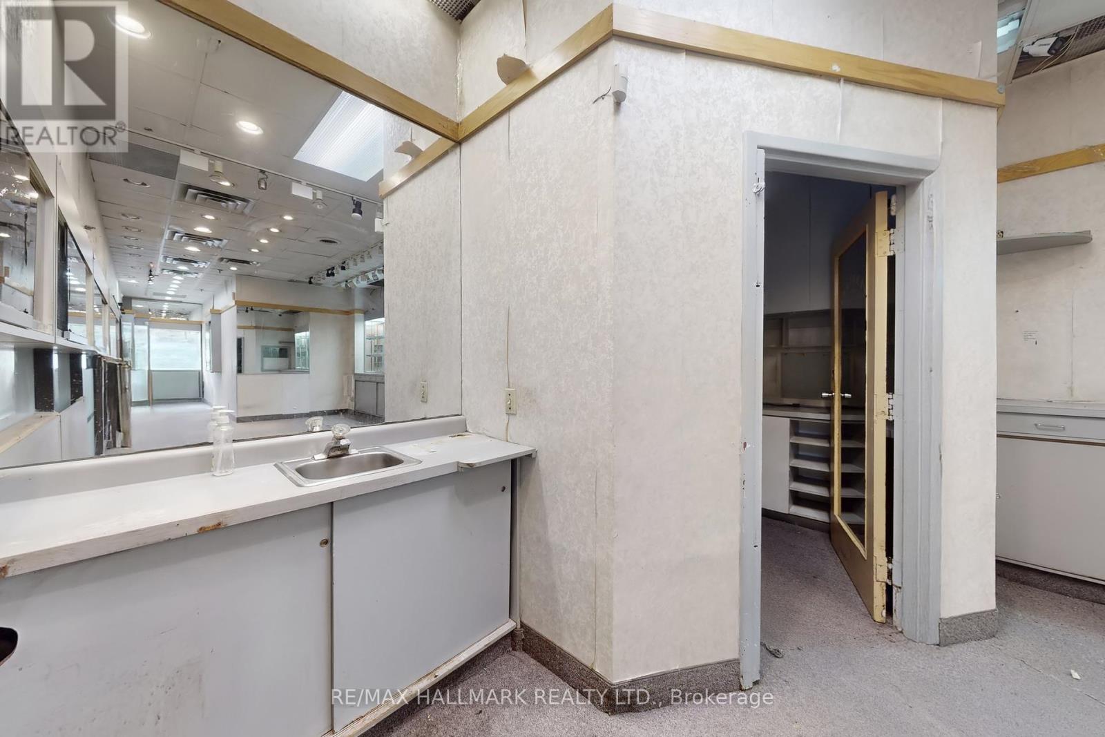 2 & 4(1 Combined Unit) - 301 Spadina Avenue, Toronto, Ontario  M5T 2E6 - Photo 22 - C12291541