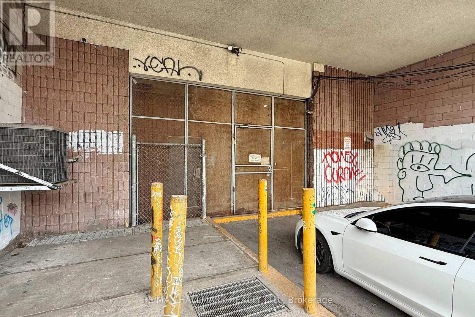 2 & 4(1 Combined Unit) - 301 Spadina Avenue, Toronto, Ontario  M5T 2E6 - Photo 32 - C12291541