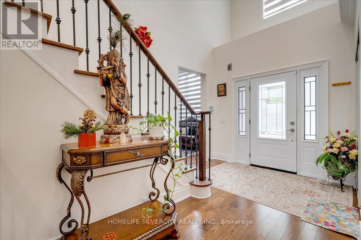 Property at 46 TREELINE BOULEVARD image 5