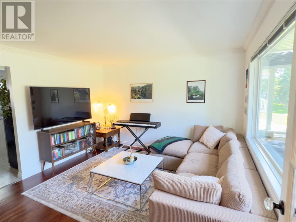 Property at 552 Regal Park NE image 5
