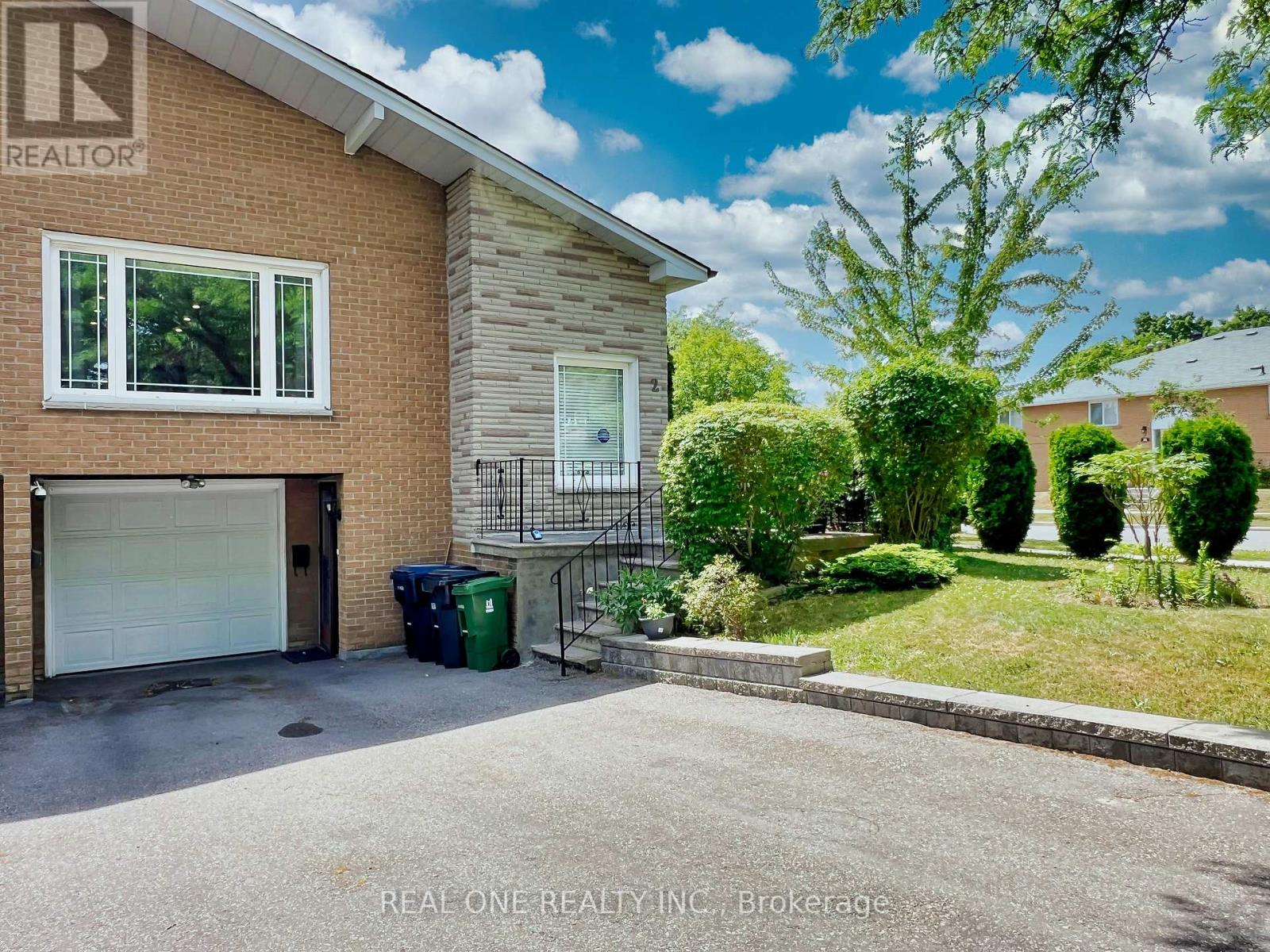 2 James Gray Drive, Toronto (Bayview Woods-Steeles), Ontario  M2H 1N9 - Photo 2 - C12291901