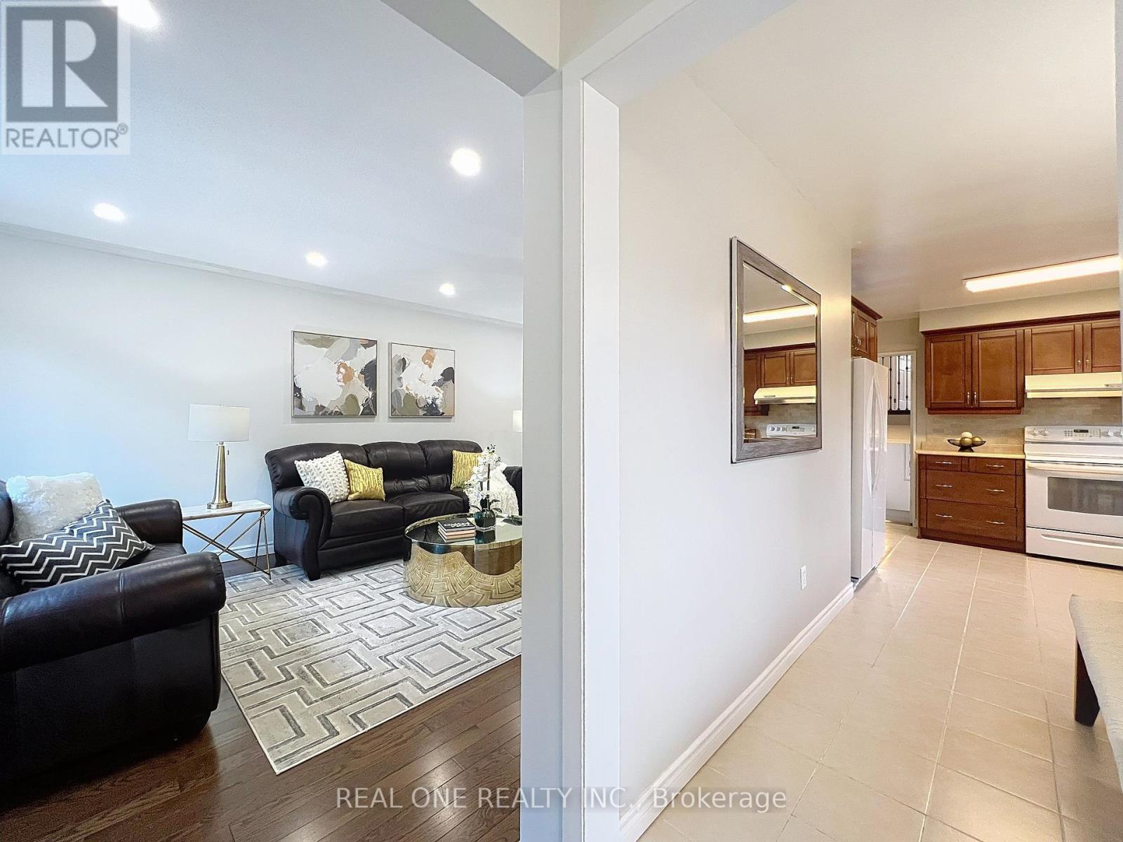 2 James Gray Drive, Toronto (Bayview Woods-Steeles), Ontario  M2H 1N9 - Photo 3 - C12291901